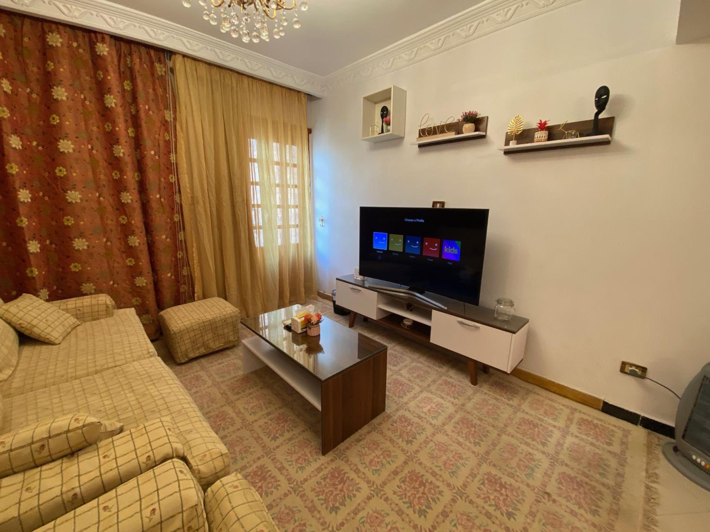 Sunny 2BR Apartment in Maadi