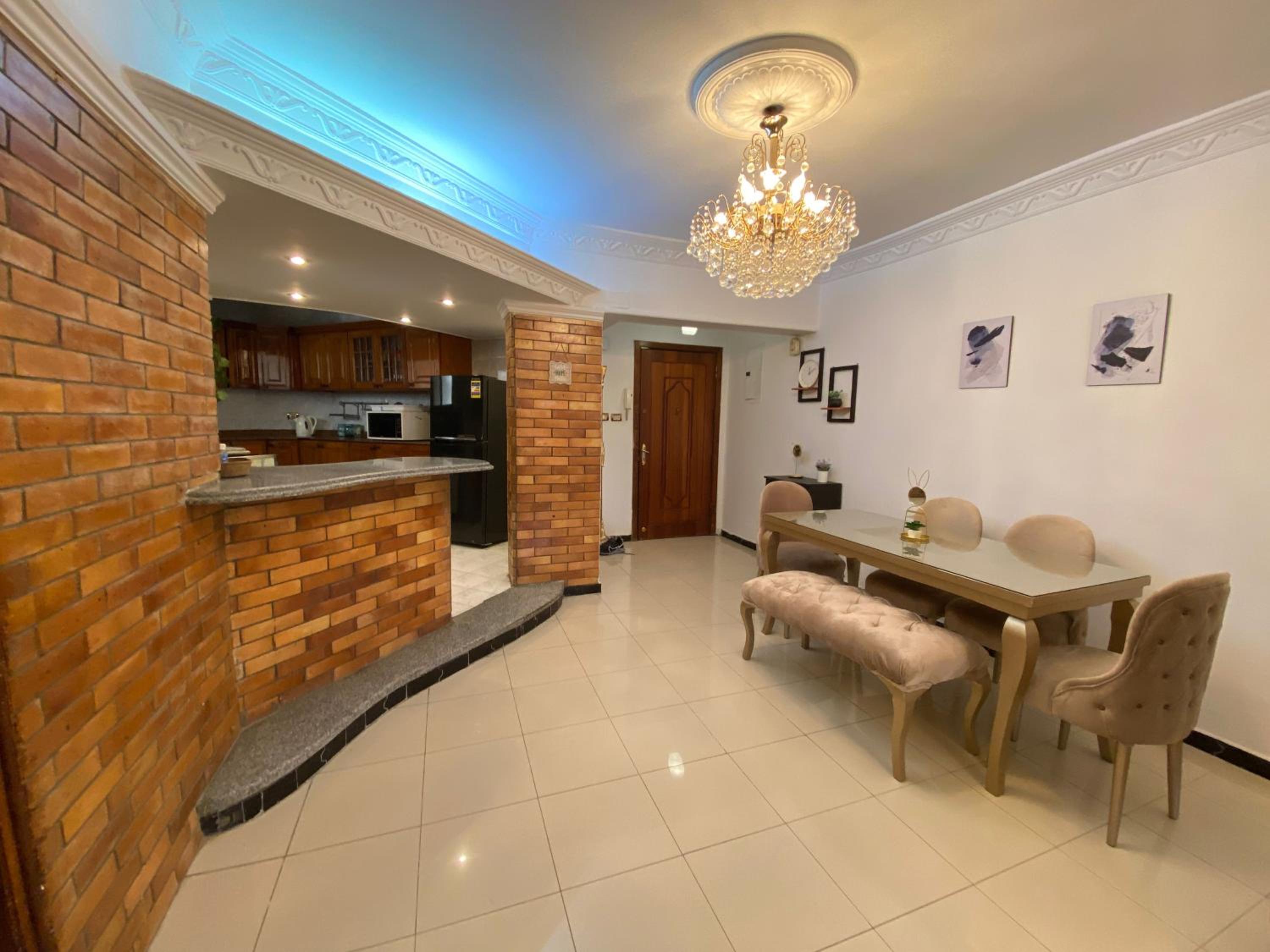Sunny 2BR Apartment in Maadi
