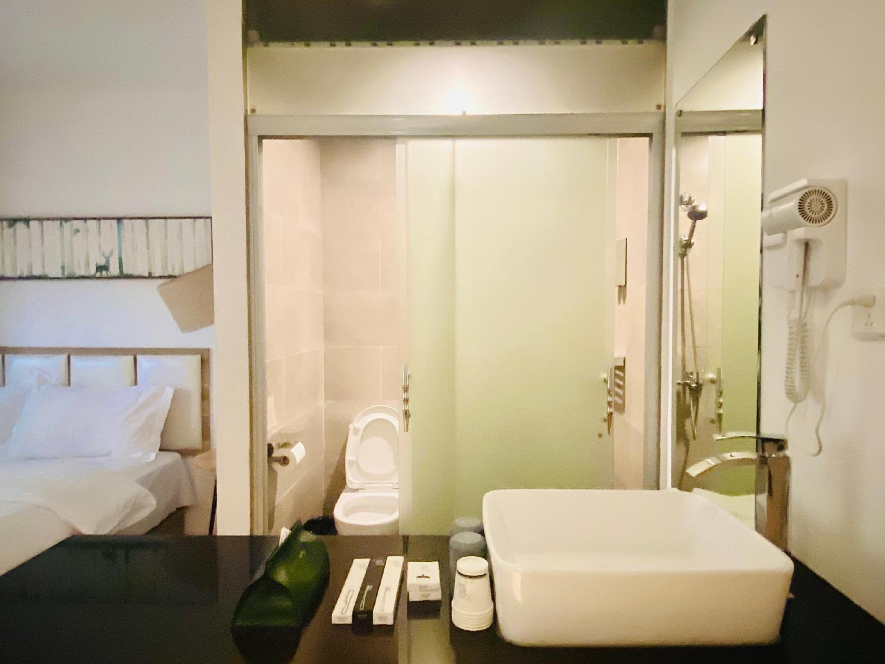 Hidden Garden Youth Hostel -Oriental Pearl &Lujiazui -Garden Social Area -Bar -Café -Free Laundry Luggage Storage -24H Front Desk -English Service