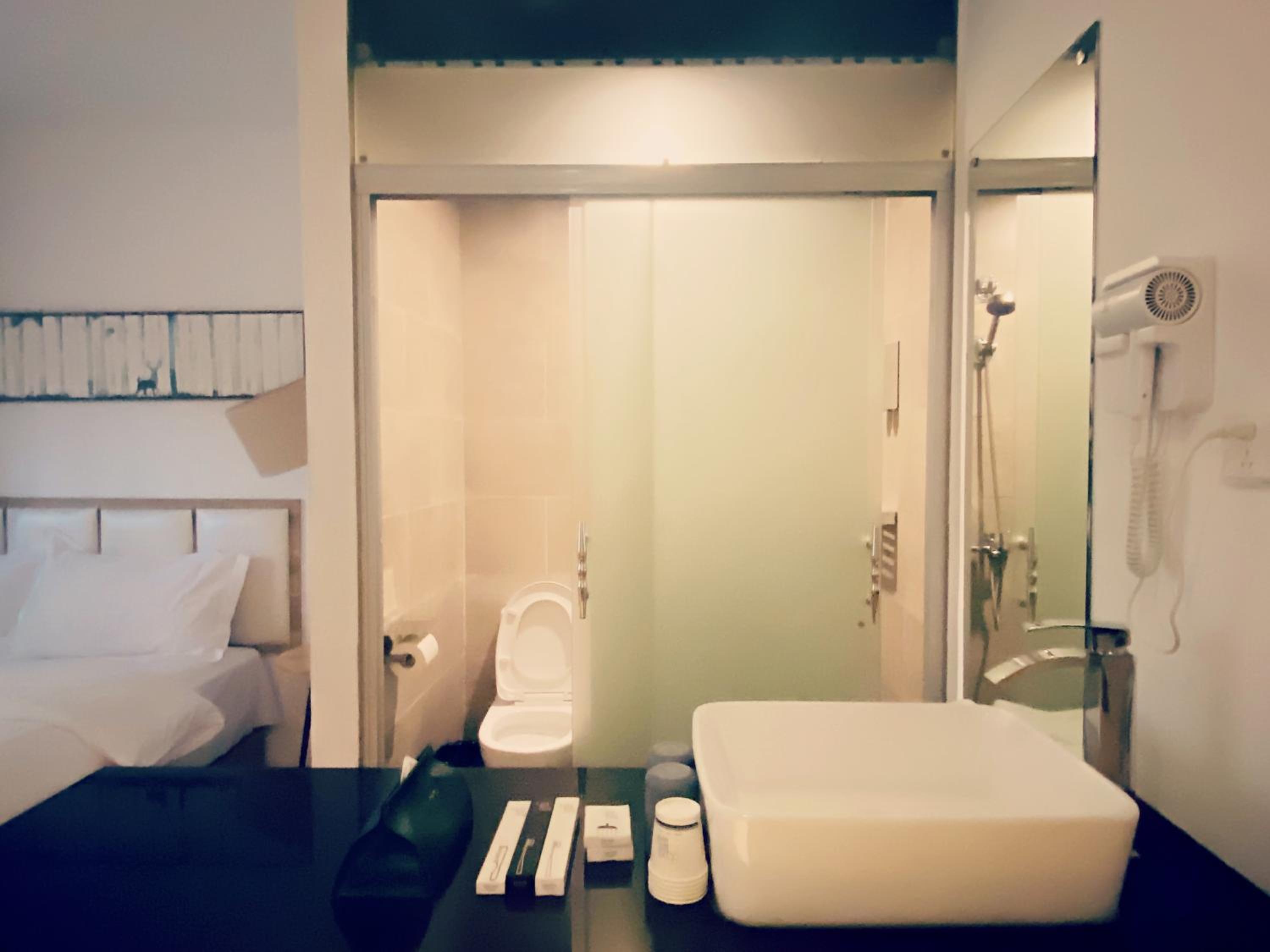 Hidden Garden Youth Hostel -Oriental Pearl &Lujiazui -Garden Social Area -Bar -Café -Free Laundry Luggage Storage -24H Front Desk -English Service