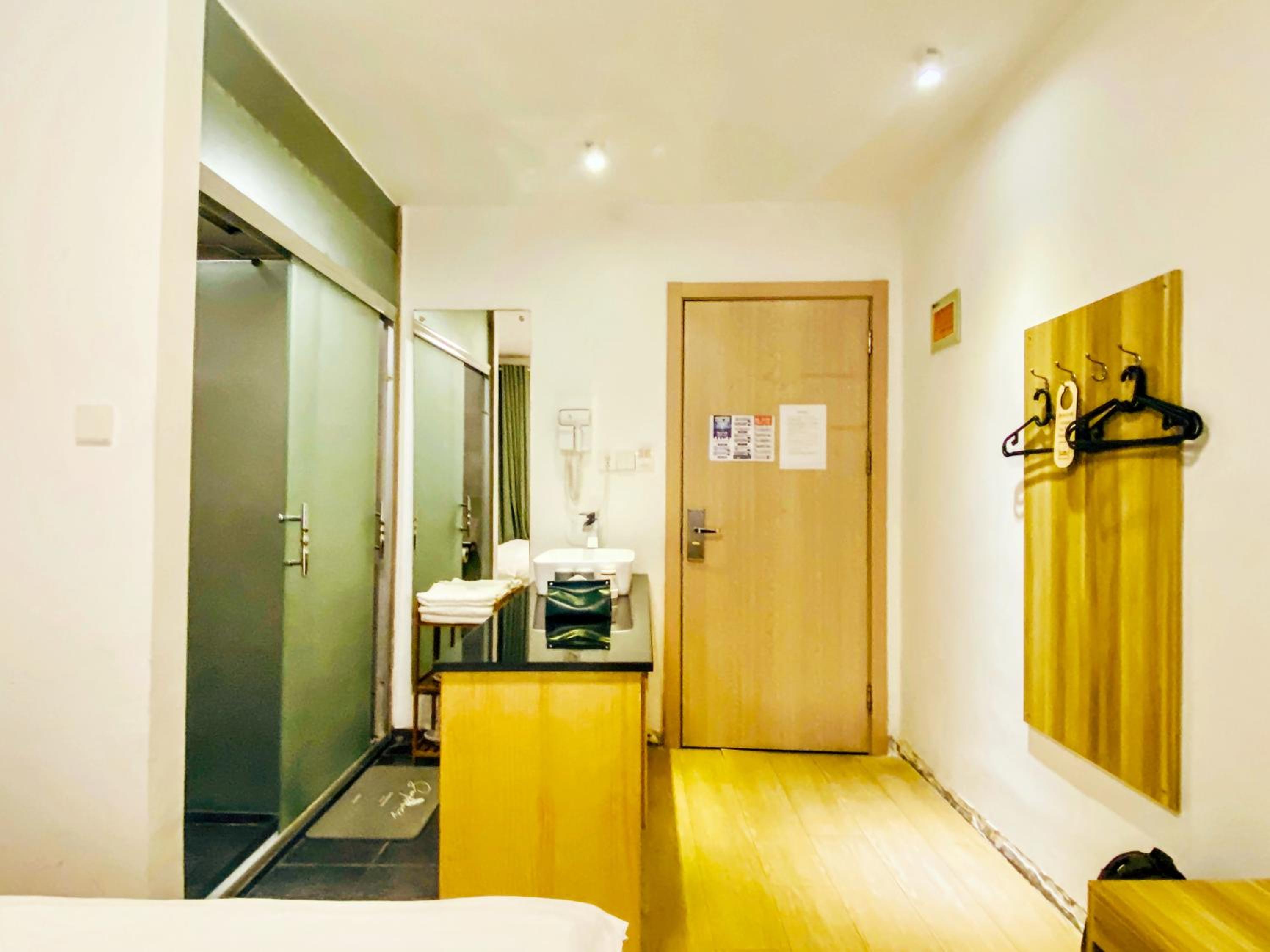 Hidden Garden Youth Hostel -Oriental Pearl &Lujiazui -Garden Social Area -Bar -Café -Free Laundry Luggage Storage -24H Front Desk -English Service