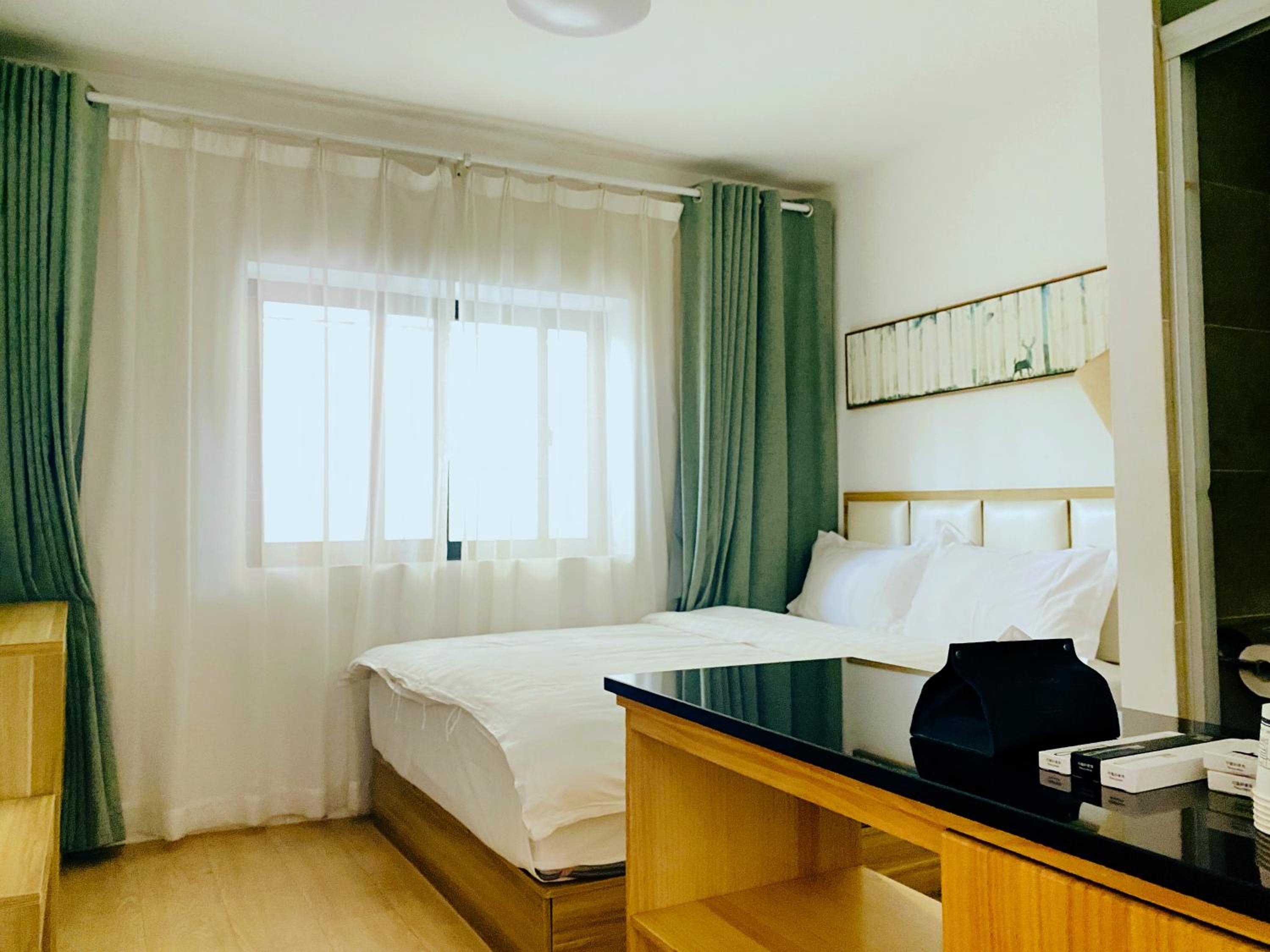 Hidden Garden Youth Hostel -Oriental Pearl &Lujiazui -Garden Social Area -Bar -Café -Free Laundry Luggage Storage -24H Front Desk -English Service