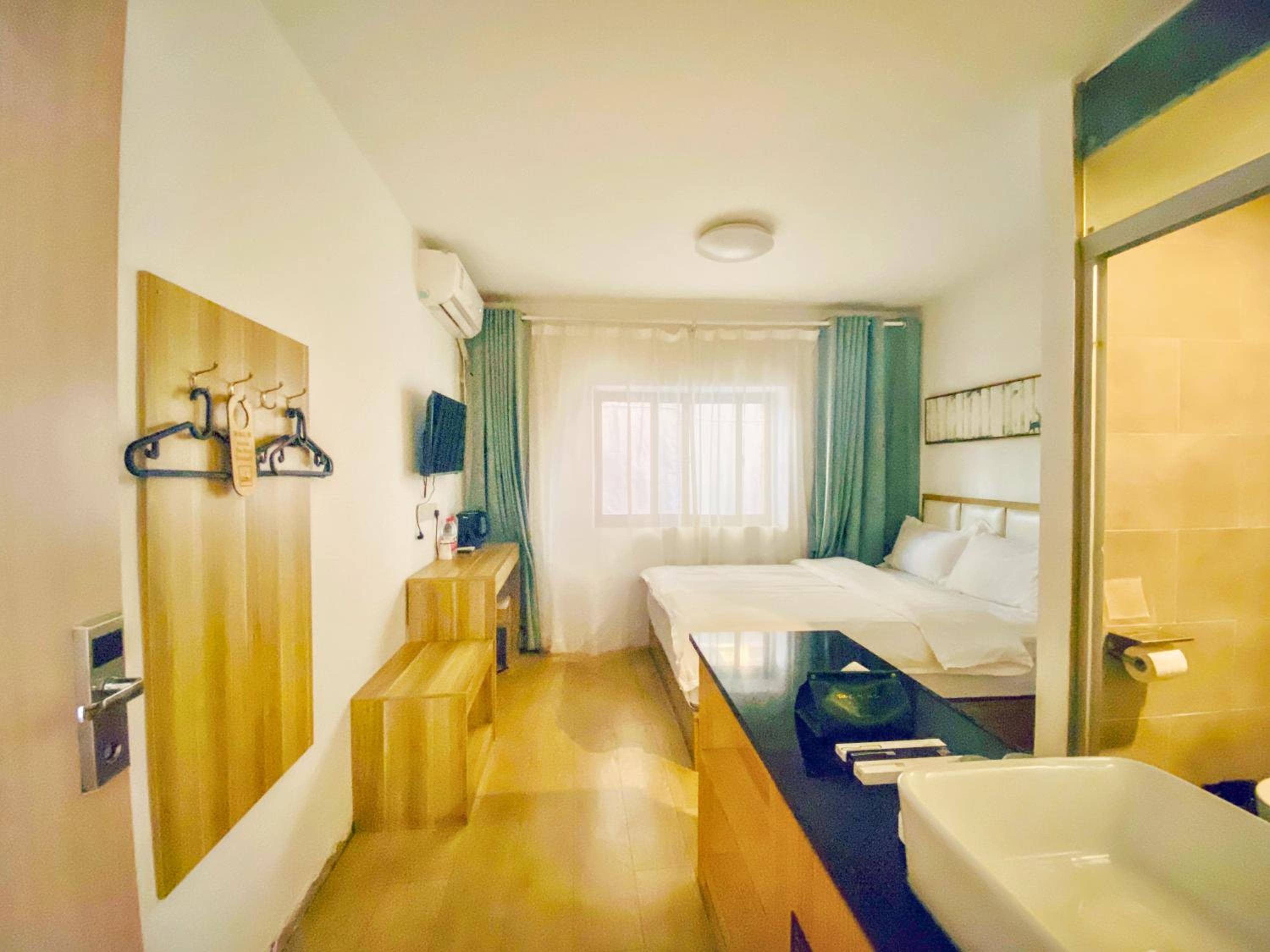 Hidden Garden Youth Hostel -Oriental Pearl &Lujiazui -Garden Social Area -Bar -Café -Free Laundry Luggage Storage -24H Front Desk -English Service