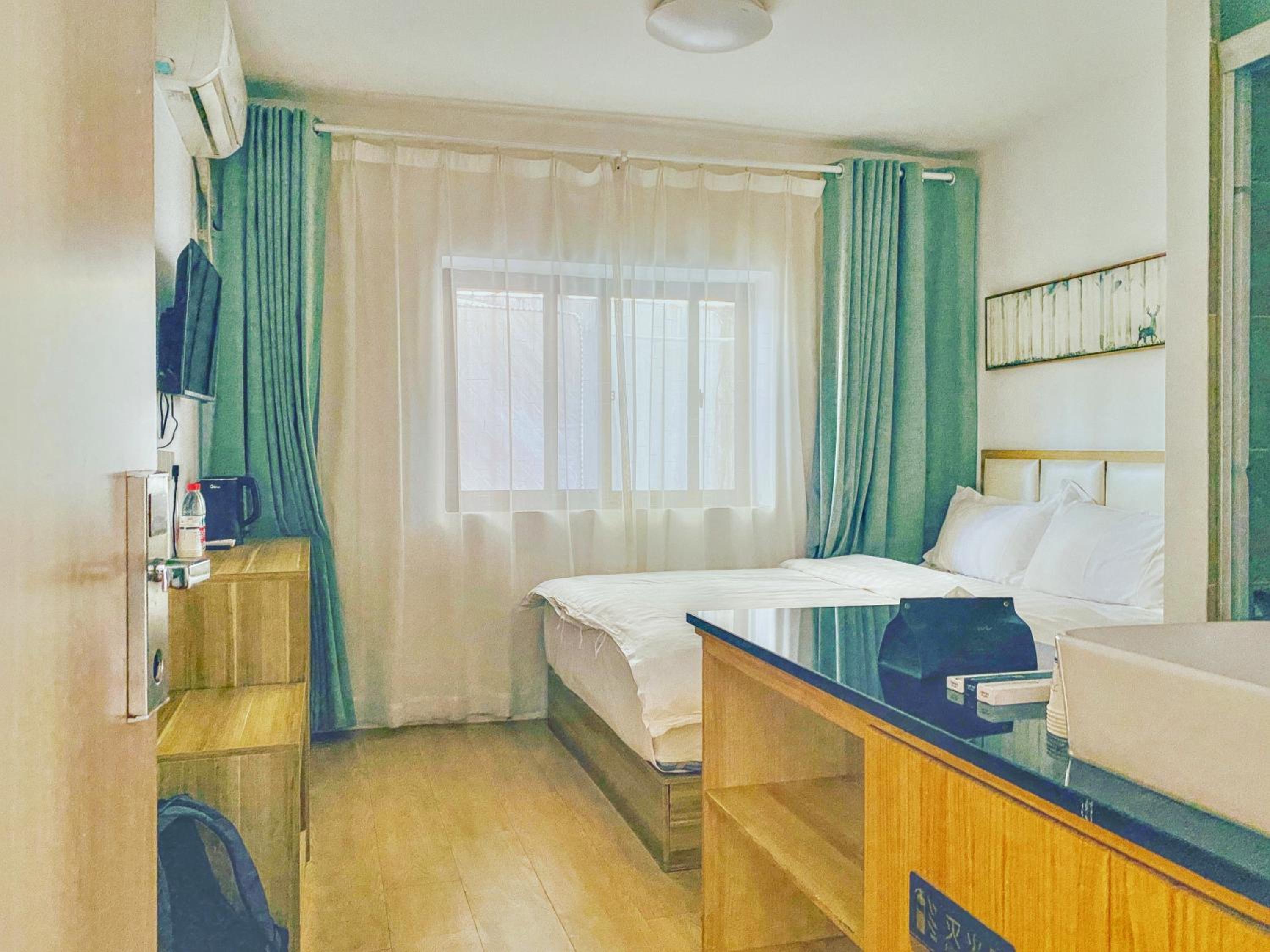 Hidden Garden Youth Hostel -Oriental Pearl &Lujiazui -Garden Social Area -Bar -Café -Free Laundry Luggage Storage -24H Front Desk -English Service