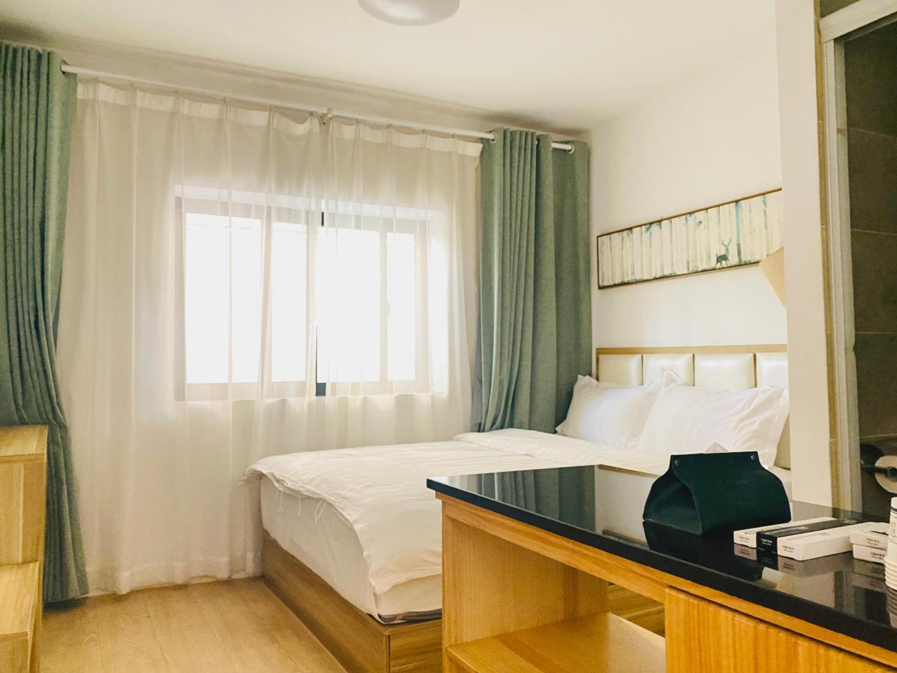 Hidden Garden Youth Hostel -Oriental Pearl &Lujiazui -Garden Social Area -Bar -Café -Free Laundry Luggage Storage -24H Front Desk -English Service
