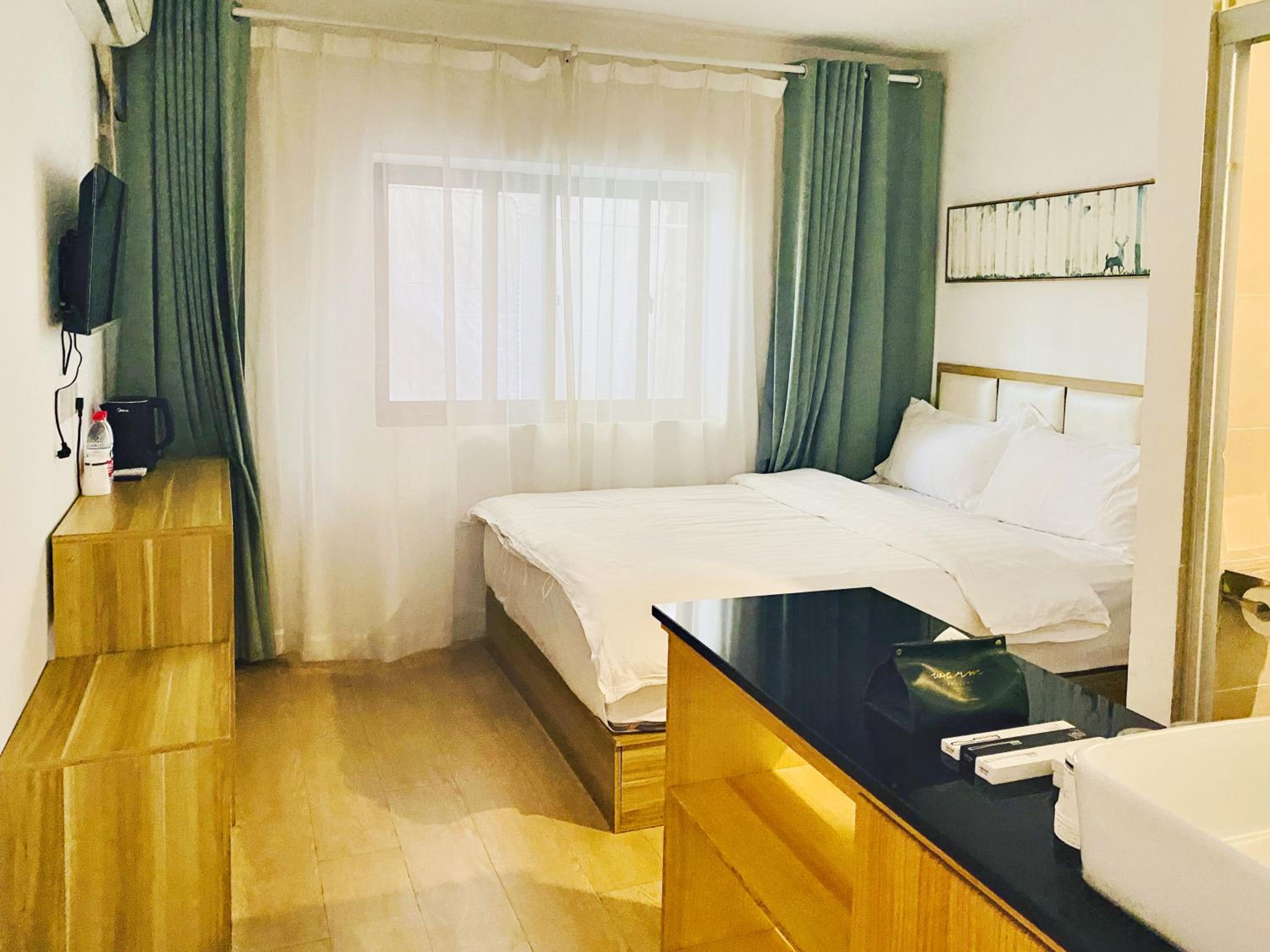 Hidden Garden Youth Hostel -Oriental Pearl &Lujiazui -Garden Social Area -Bar -Café -Free Laundry Luggage Storage -24H Front Desk -English Service
