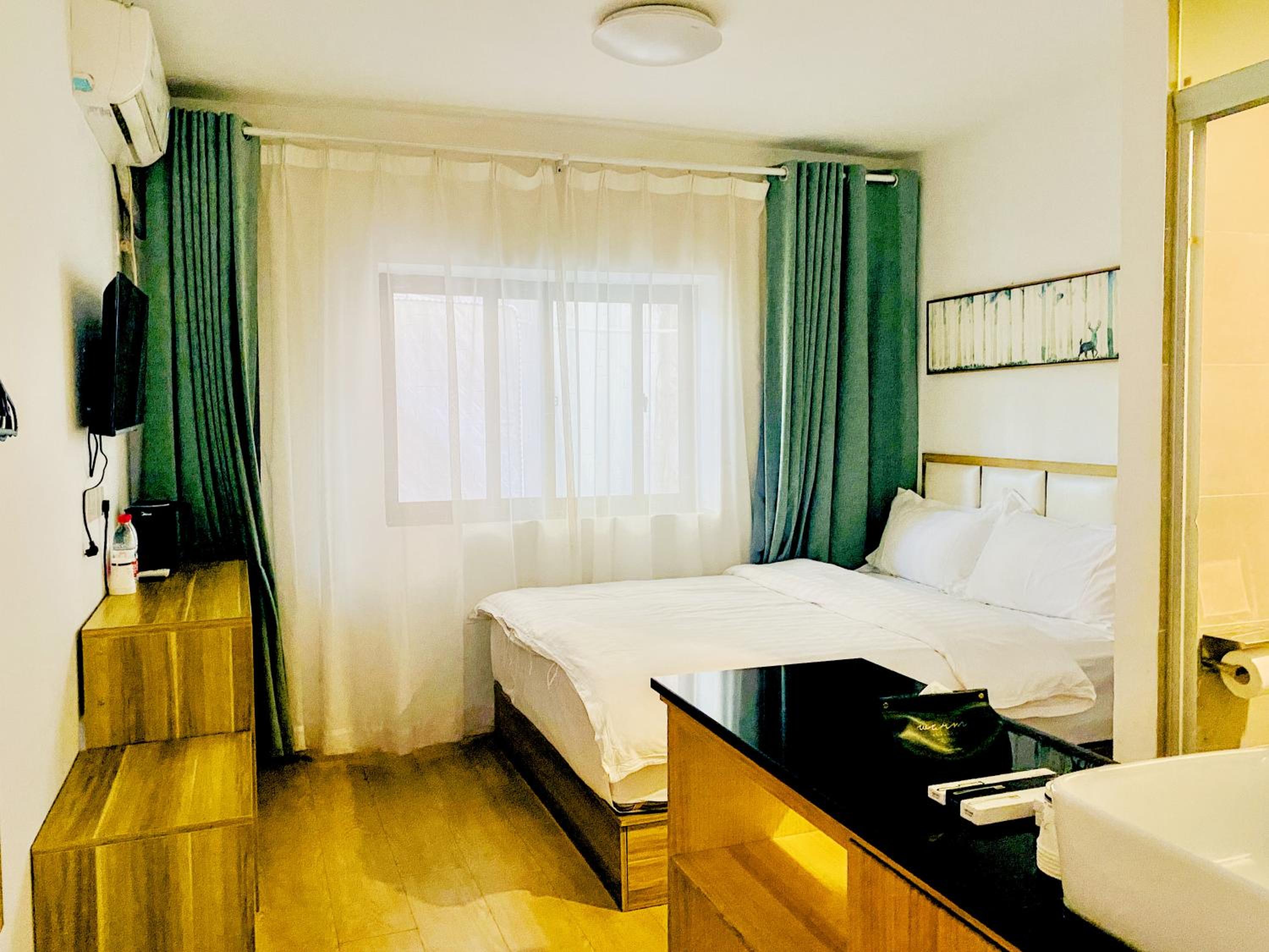 Hidden Garden Youth Hostel -Oriental Pearl &Lujiazui -Garden Social Area -Bar -Café -Free Laundry Luggage Storage -24H Front Desk -English Service