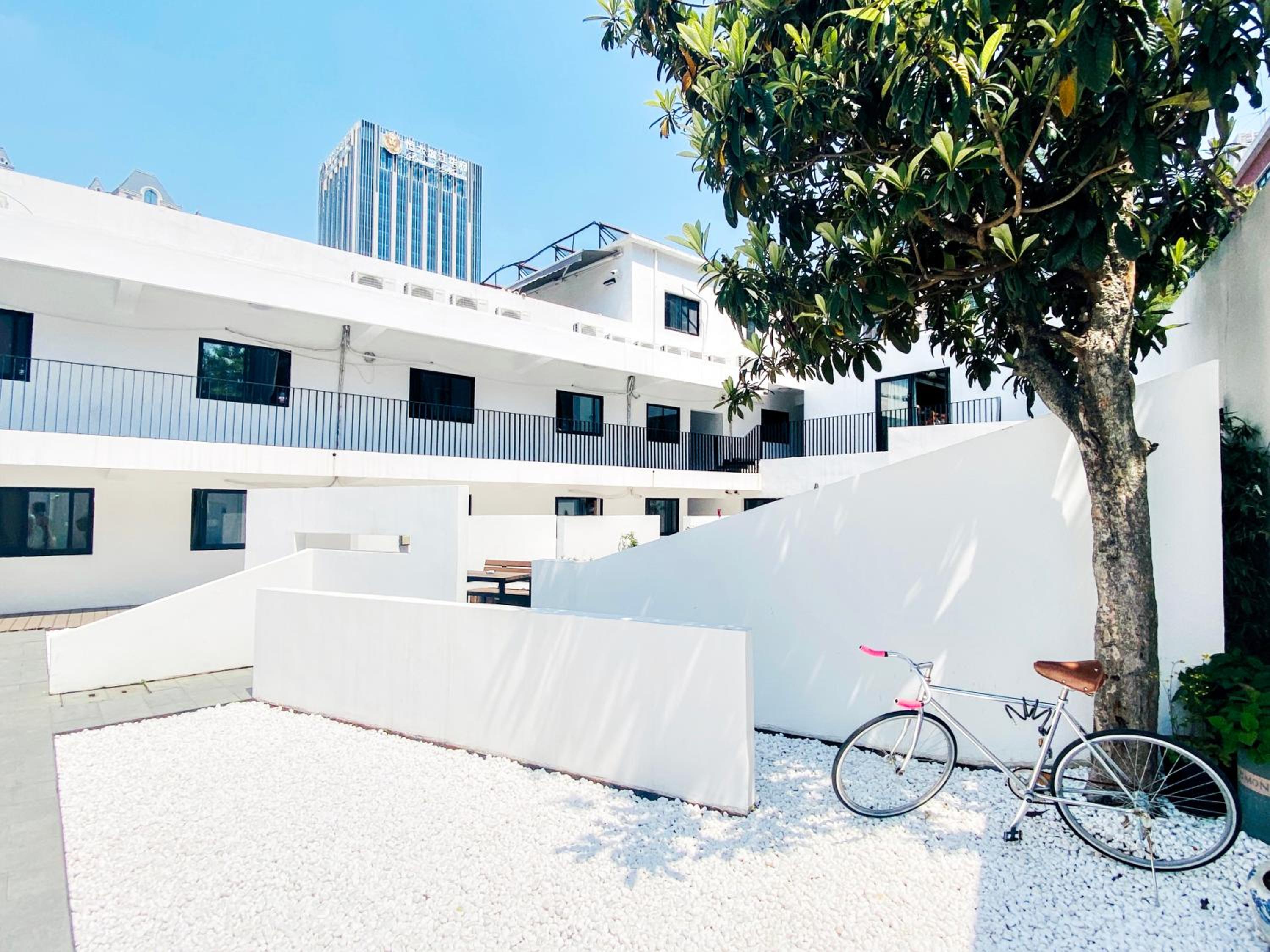 Hidden Garden Youth Hostel -Oriental Pearl &Lujiazui -Garden Social Area -Bar -Café -Free Laundry Luggage Storage -24H Front Desk -English Service