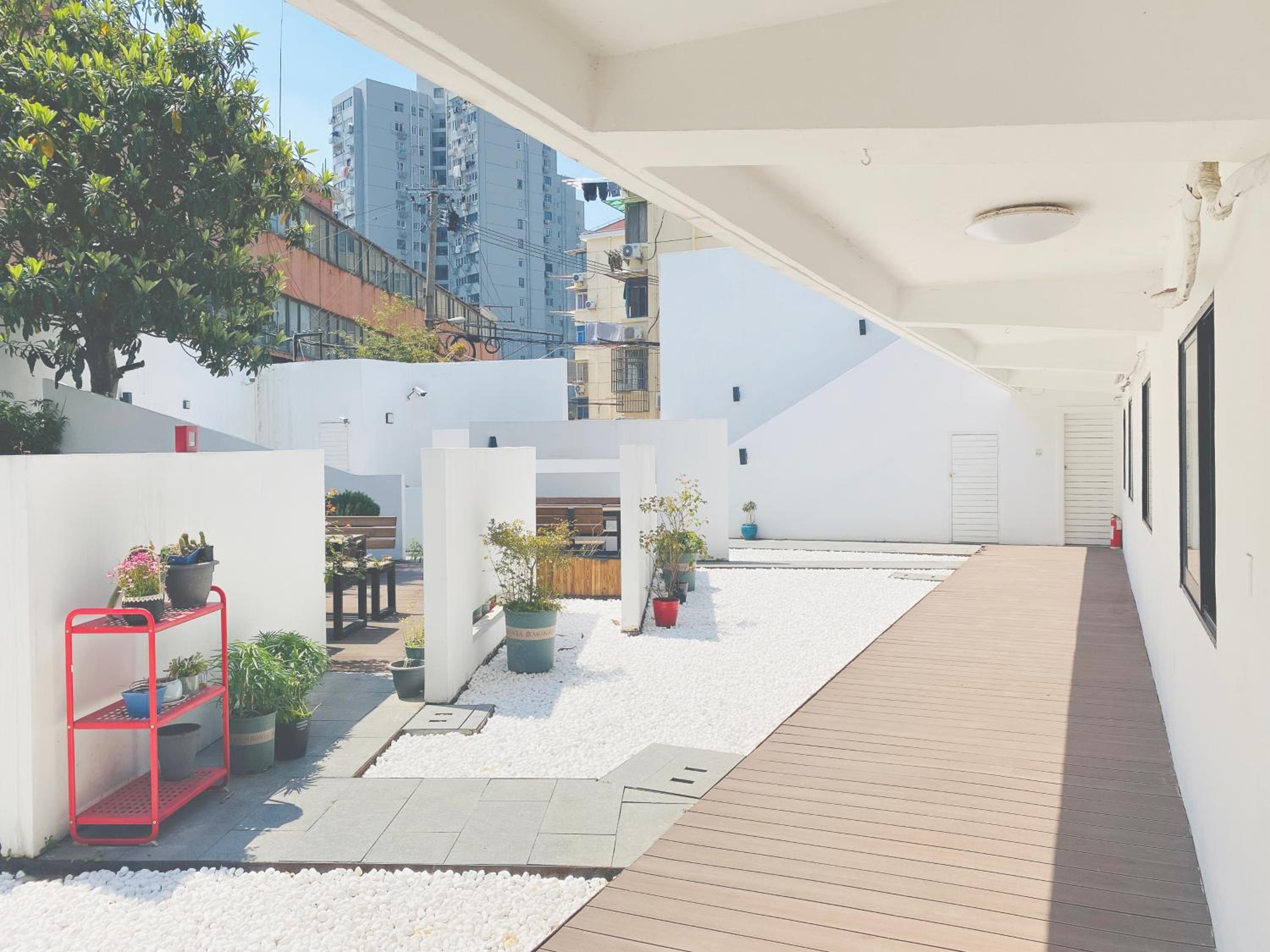 Hidden Garden Youth Hostel -Oriental Pearl &Lujiazui -Garden Social Area -Bar -Café -Free Laundry Luggage Storage -24H Front Desk -English Service