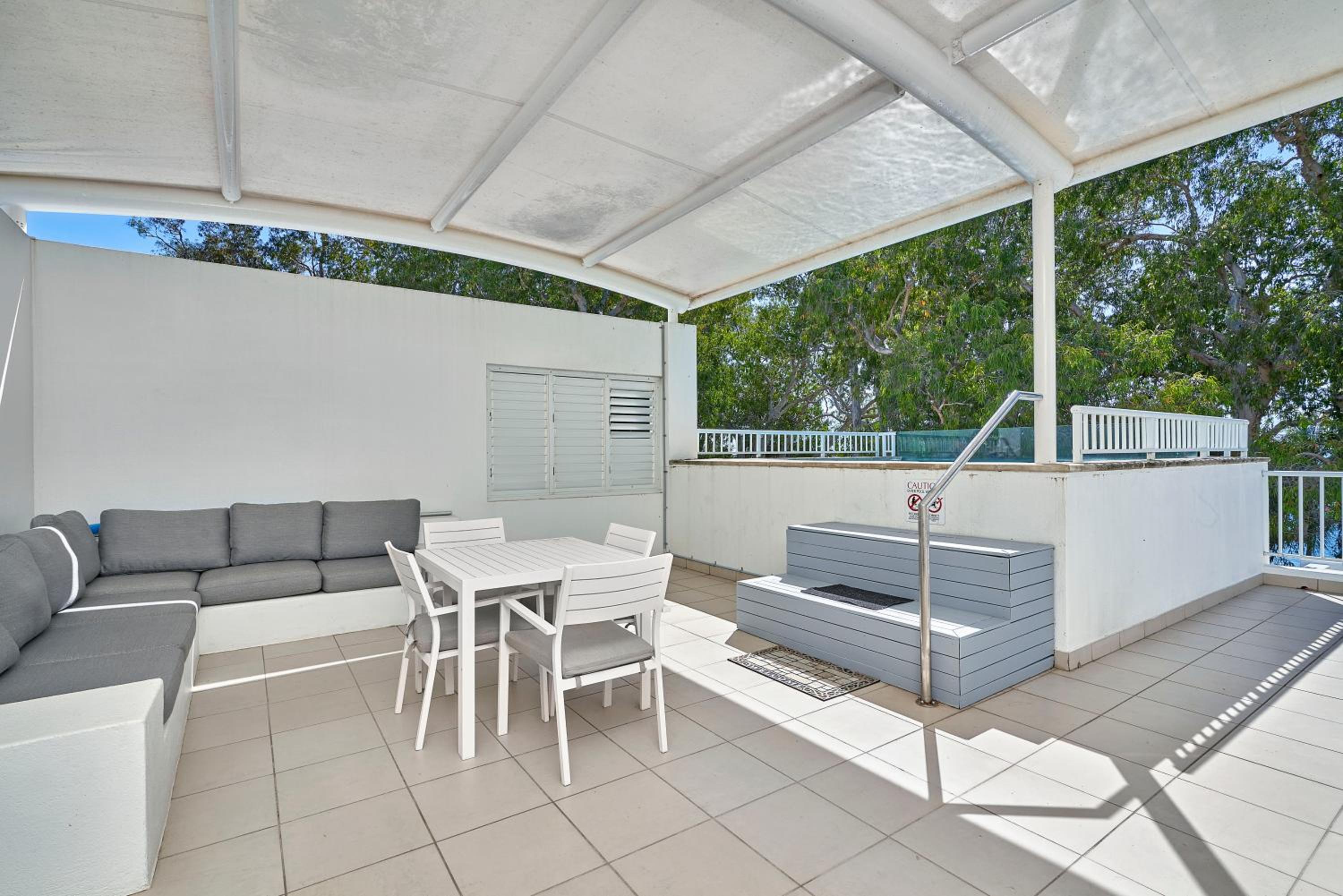 Oceanfront Penthouse Apartment Beach Club Palm Cove