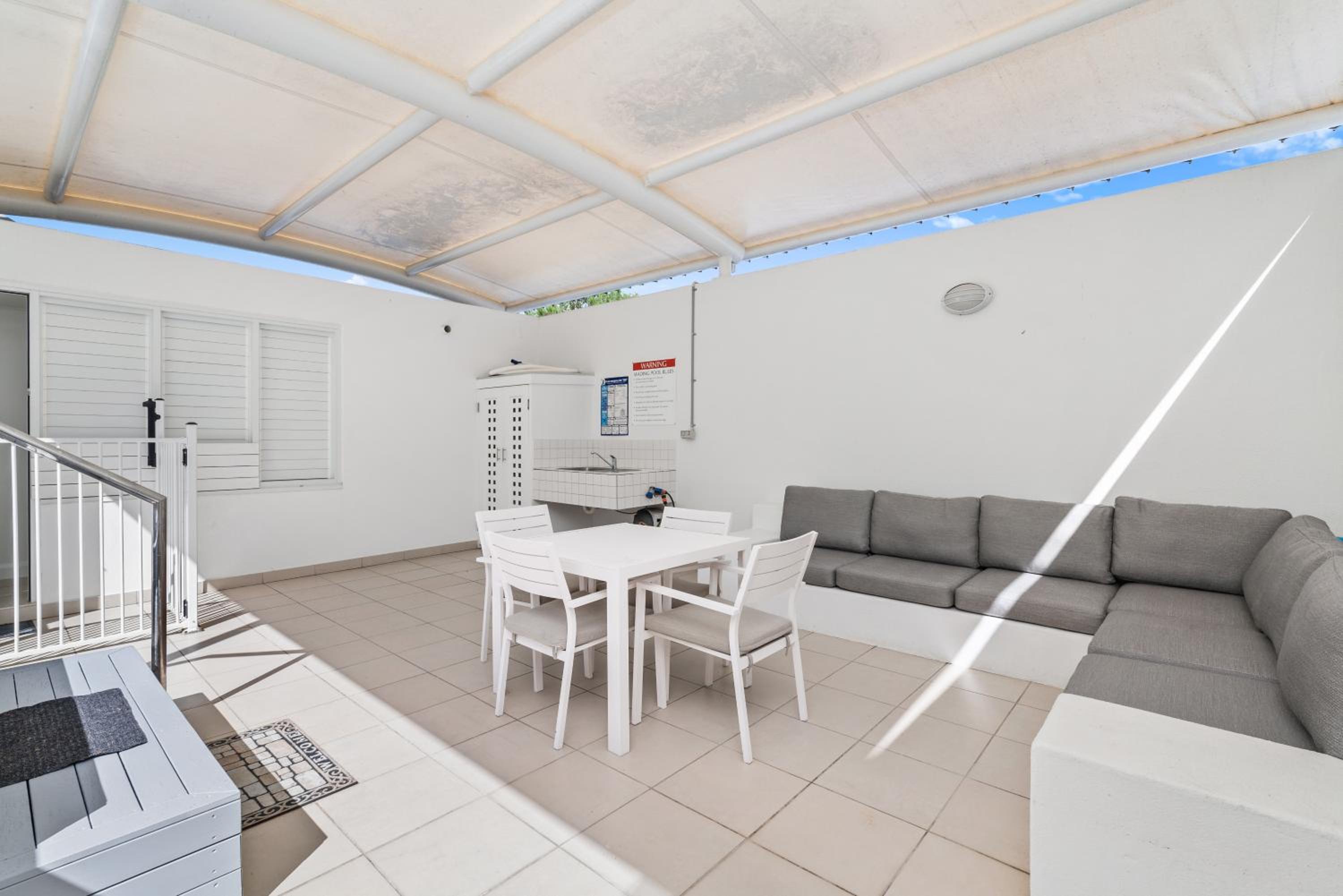 Oceanfront Penthouse Apartment Beach Club Palm Cove
