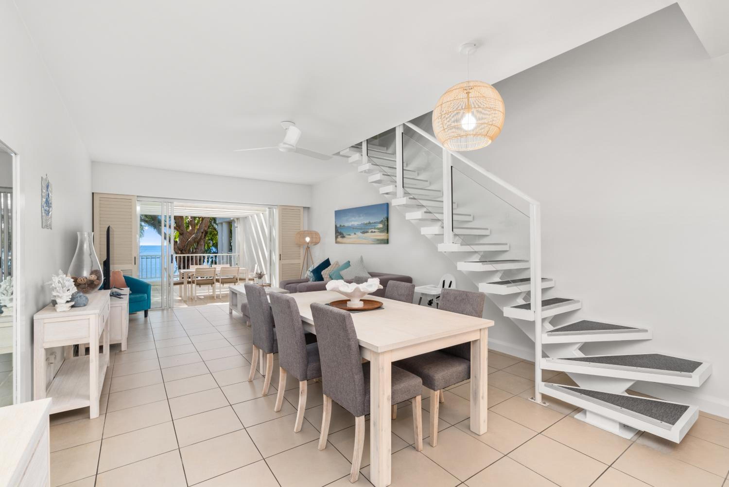 Oceanfront Penthouse Apartment Beach Club Palm Cove