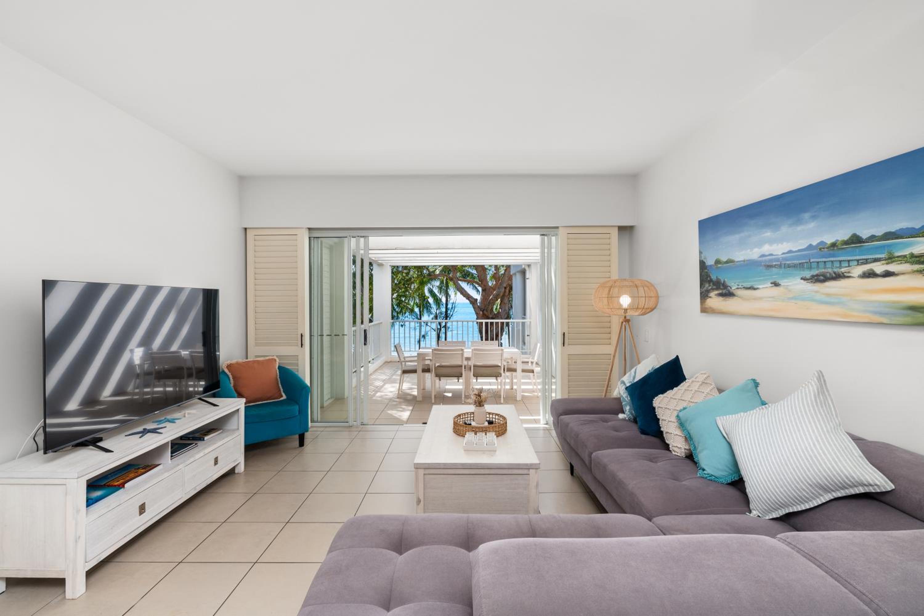 Oceanfront Penthouse Apartment Beach Club Palm Cove