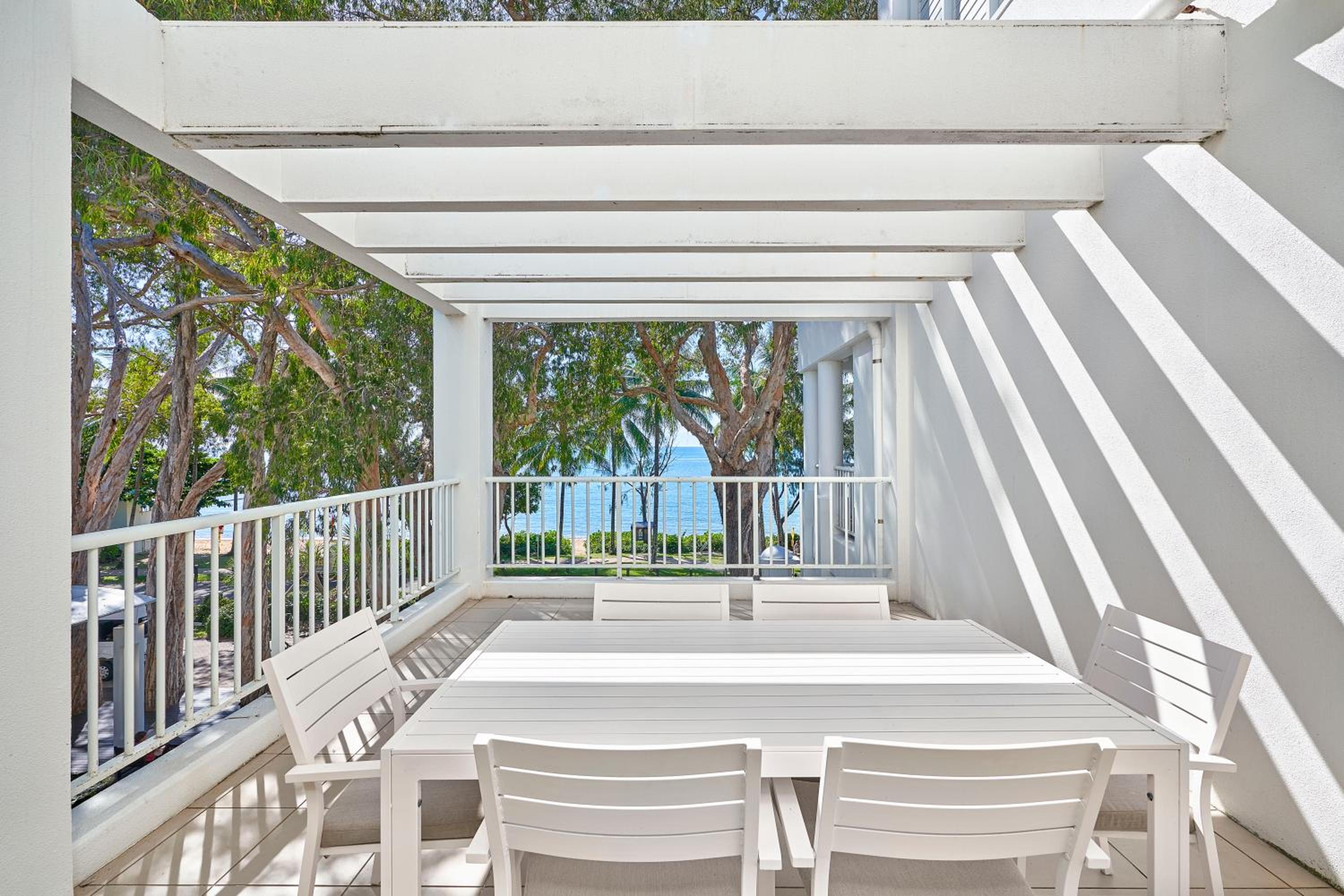 Oceanfront Penthouse Apartment Beach Club Palm Cove