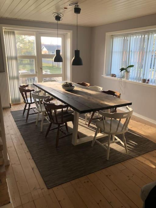 hyggeligt byhus tæt ved skov og togstation