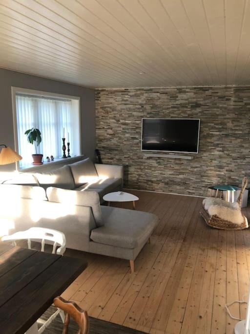 hyggeligt byhus tæt ved skov og togstation