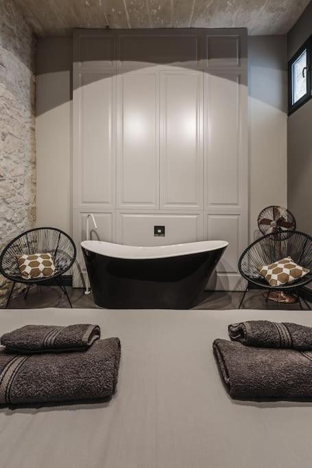 Rabat l.o. MDINA-Designer House THE BEDROOM-TUB view 5