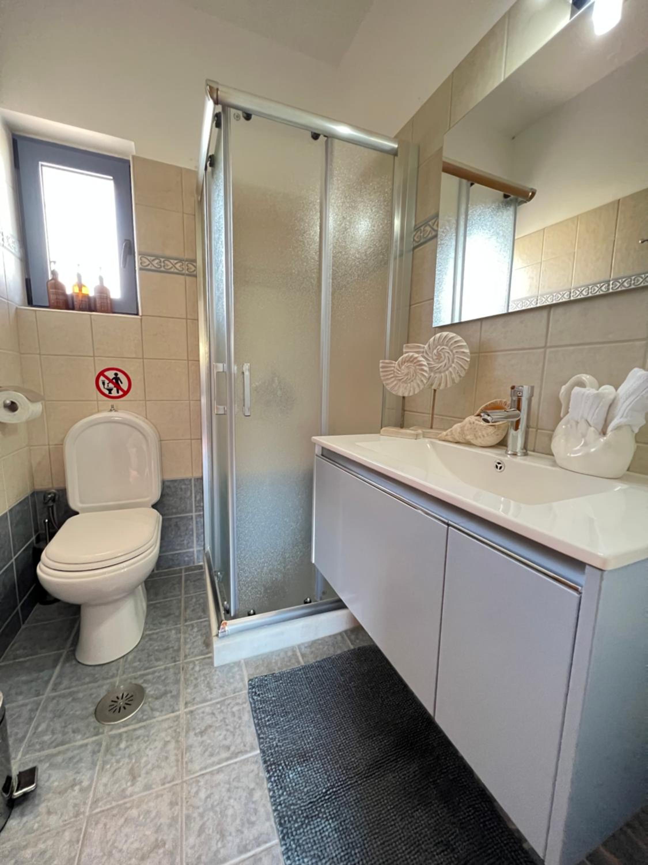 Ostraco Suite 2 en Nafpaktos — bathroom