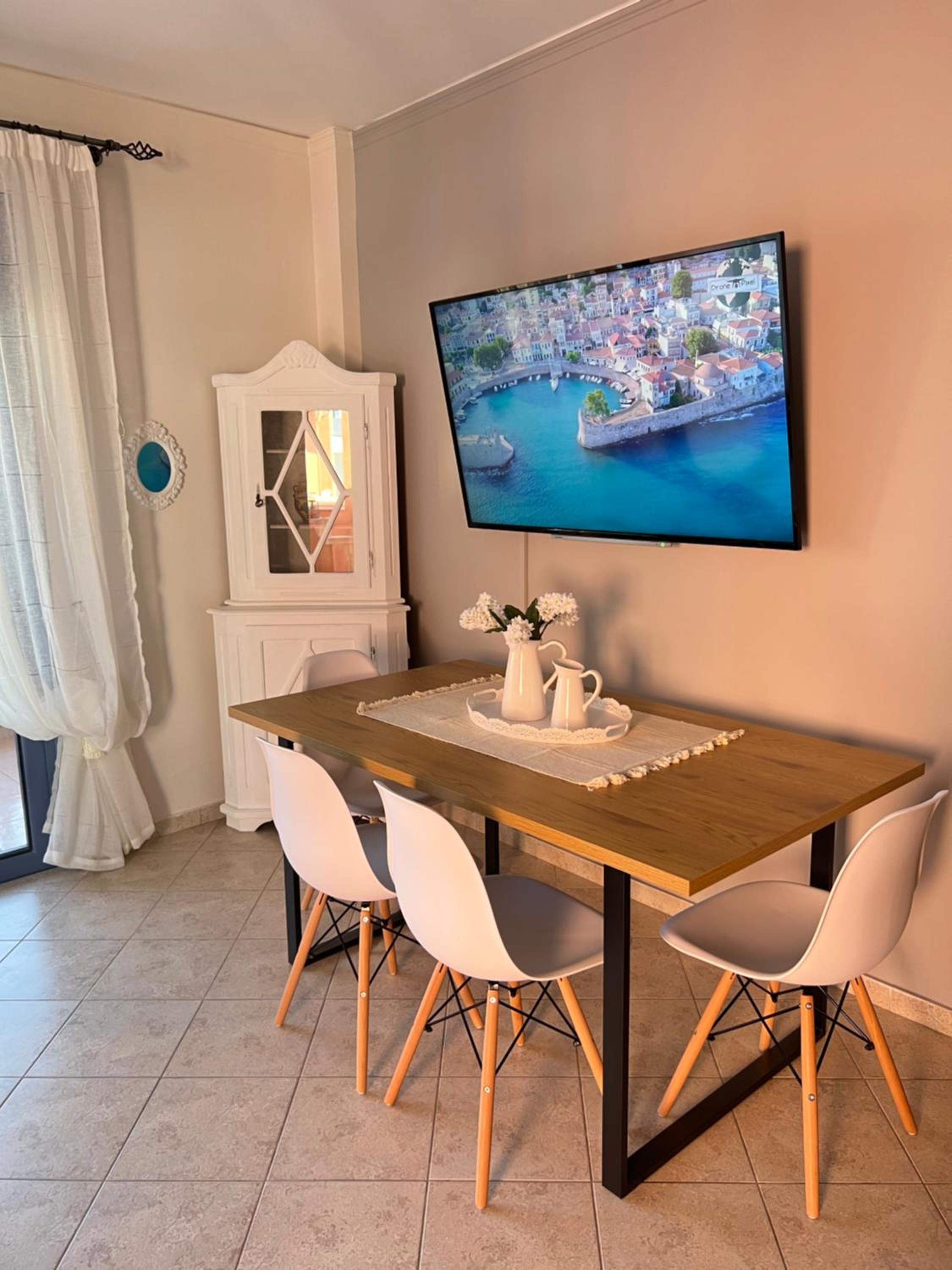 Ostraco Suite 2 en Nafpaktos — dining