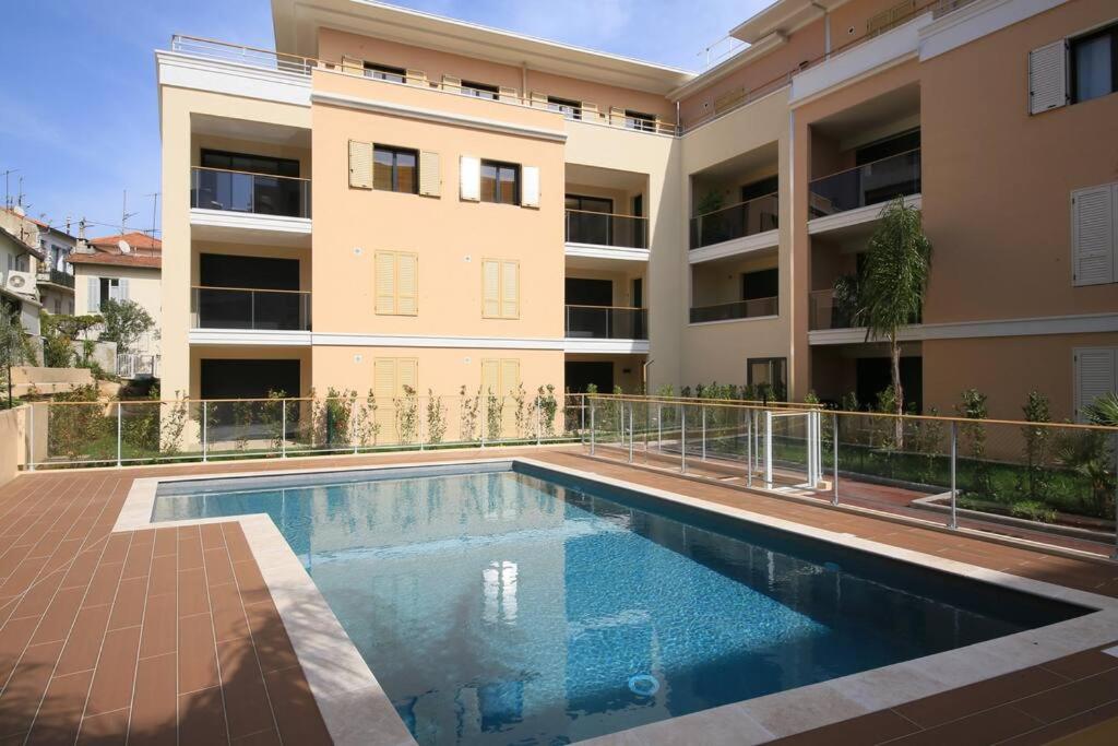 2 pièces avec clim, terrasse, piscine, 100m plage