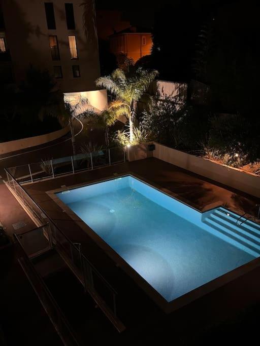 2 pièces avec clim, terrasse, piscine, 100m plage