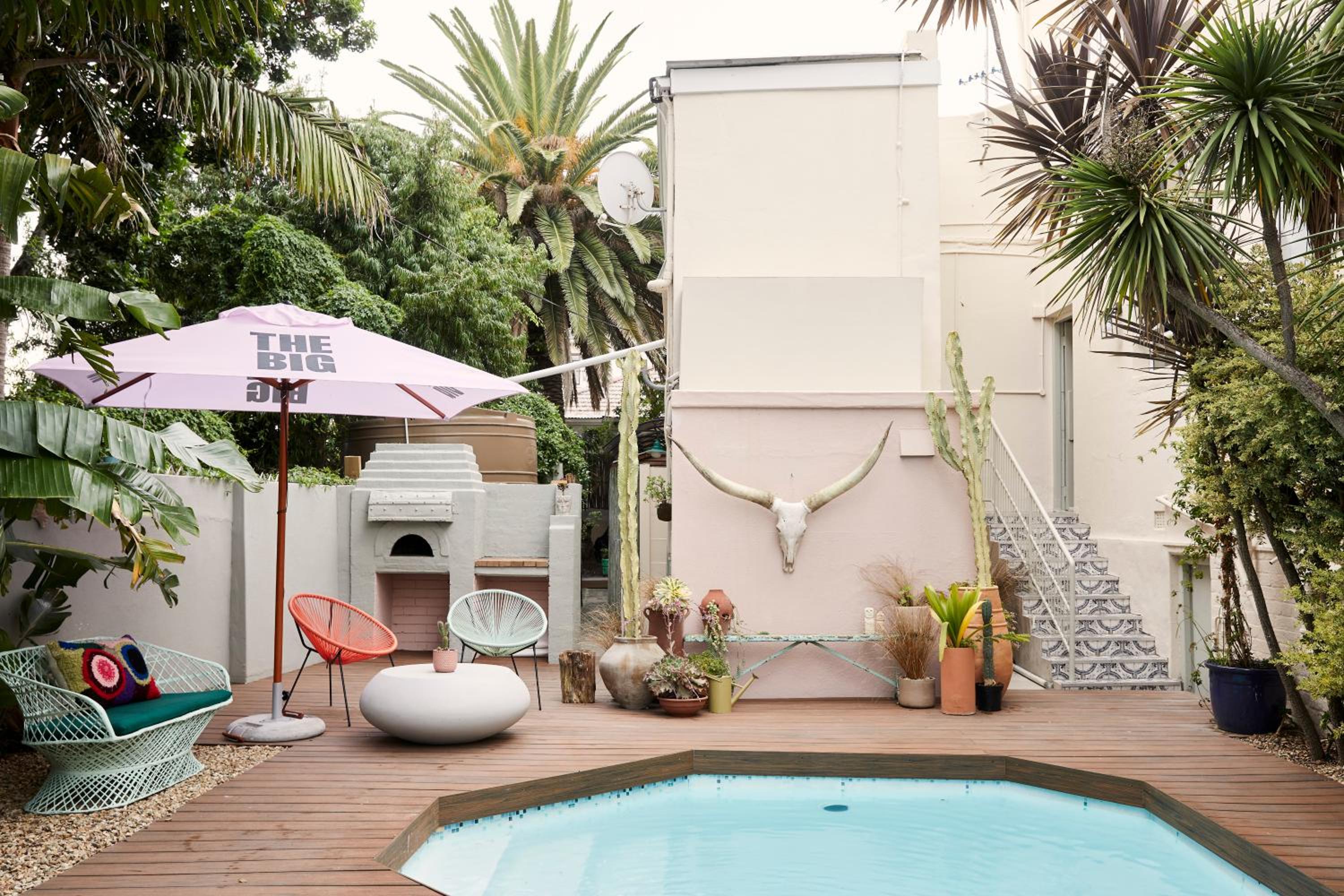 THE BIG - Luxury Backpackers