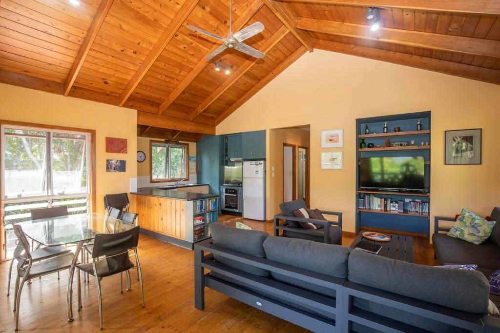 Bethongabel + Huge Home + sleeps 9 + Central