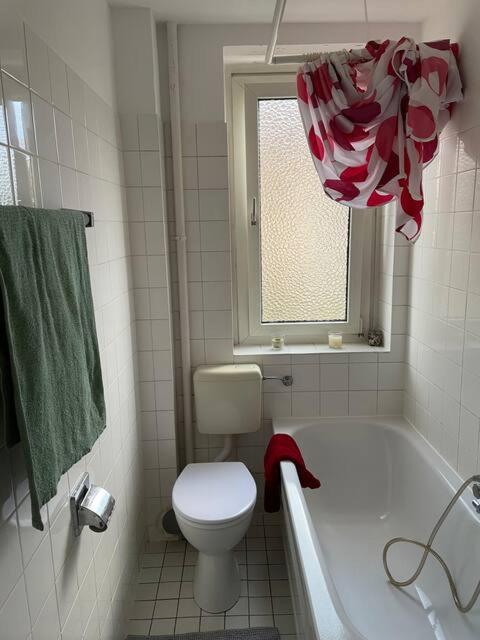 Room for 2 persons, 9 min Trade Fair, free parking, supermarket, cafe nearby