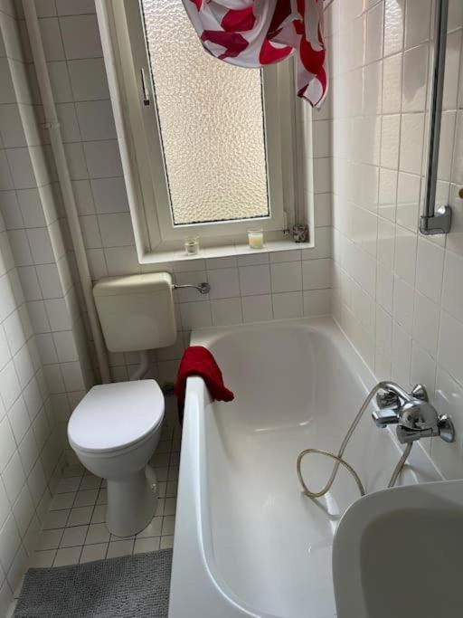 Room for 2 persons, 9 min Trade Fair, free parking, supermarket, cafe nearby