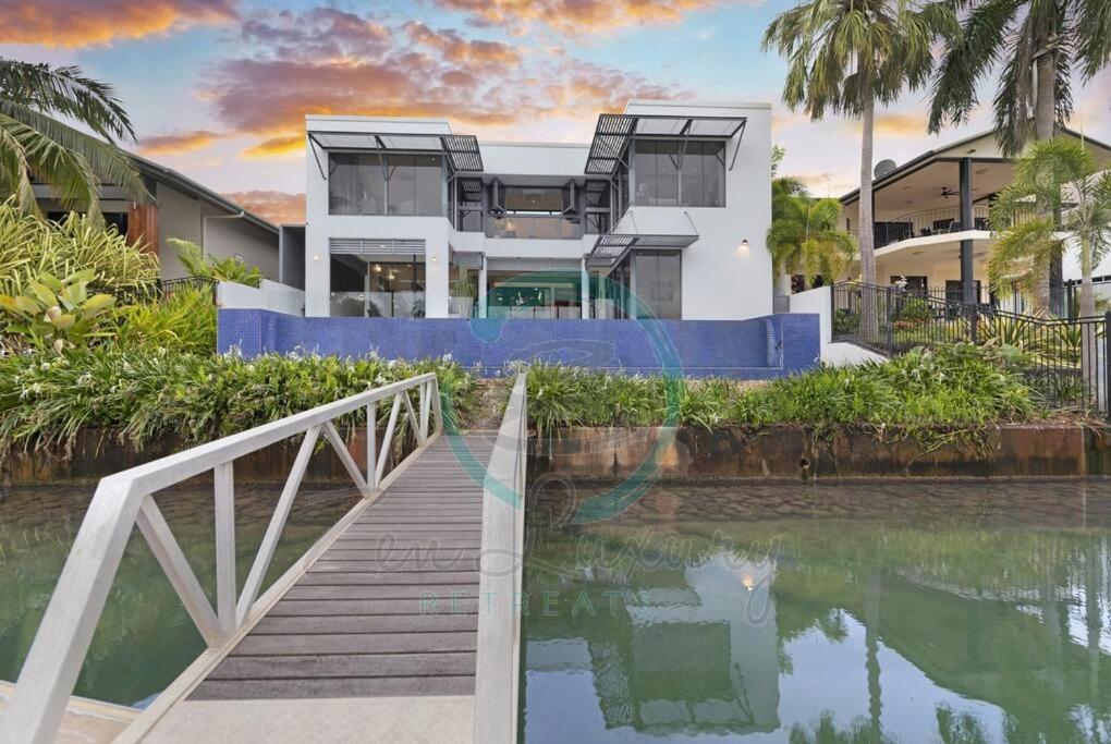 ZenLux: 4BR Bayview Mansion Infinity Pool + Cinema