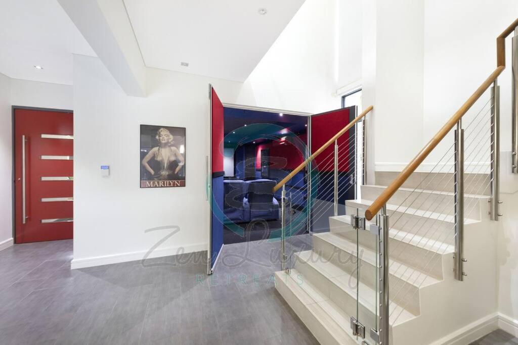 ZenLux: 4BR Bayview Mansion Infinity Pool + Cinema