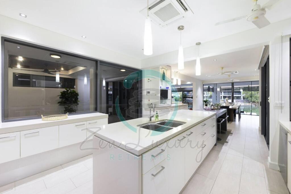 ZenLux: 4BR Bayview Mansion Infinity Pool + Cinema