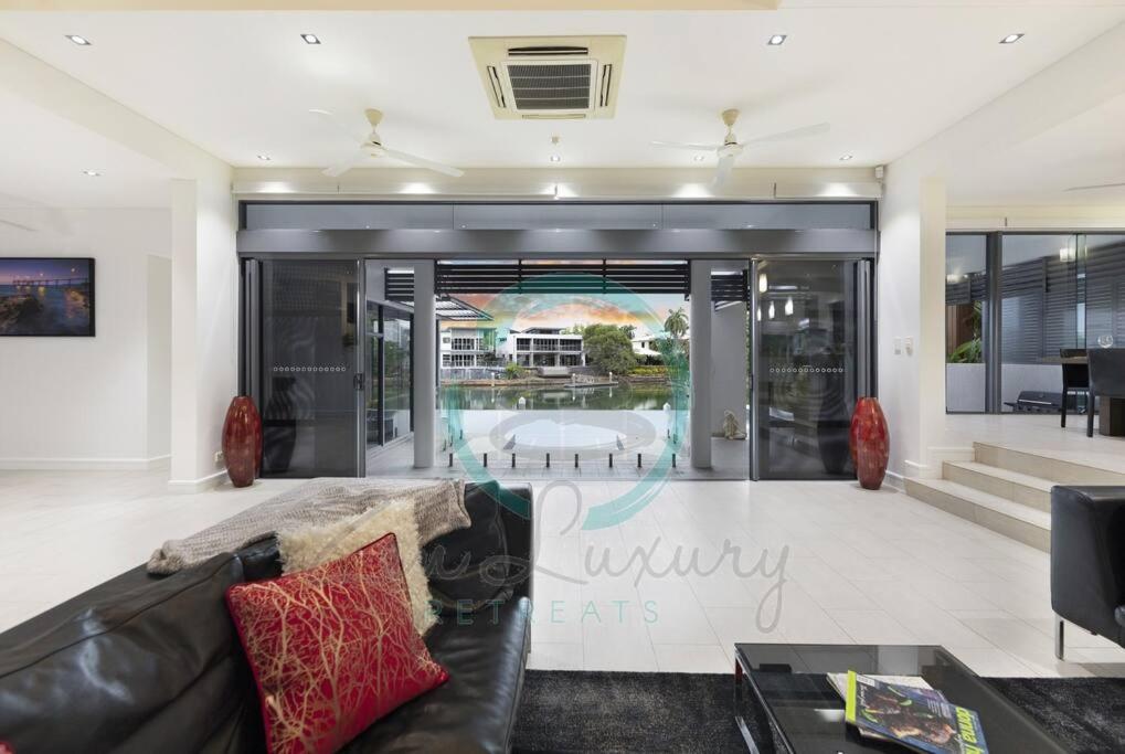 ZenLux: 4BR Bayview Mansion Infinity Pool + Cinema
