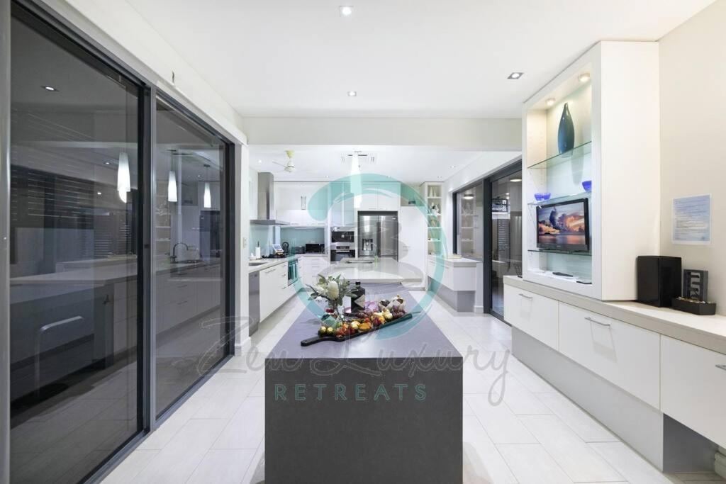 ZenLux: 4BR Bayview Mansion Infinity Pool + Cinema