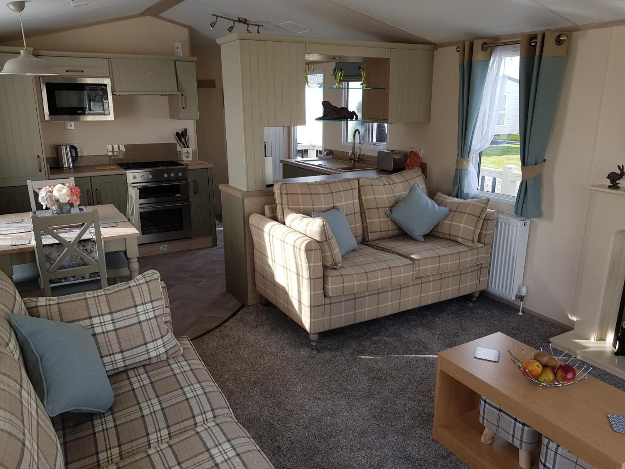 6 BERTH DELUXE CARAVAN PALM GROVE 42 view 2
