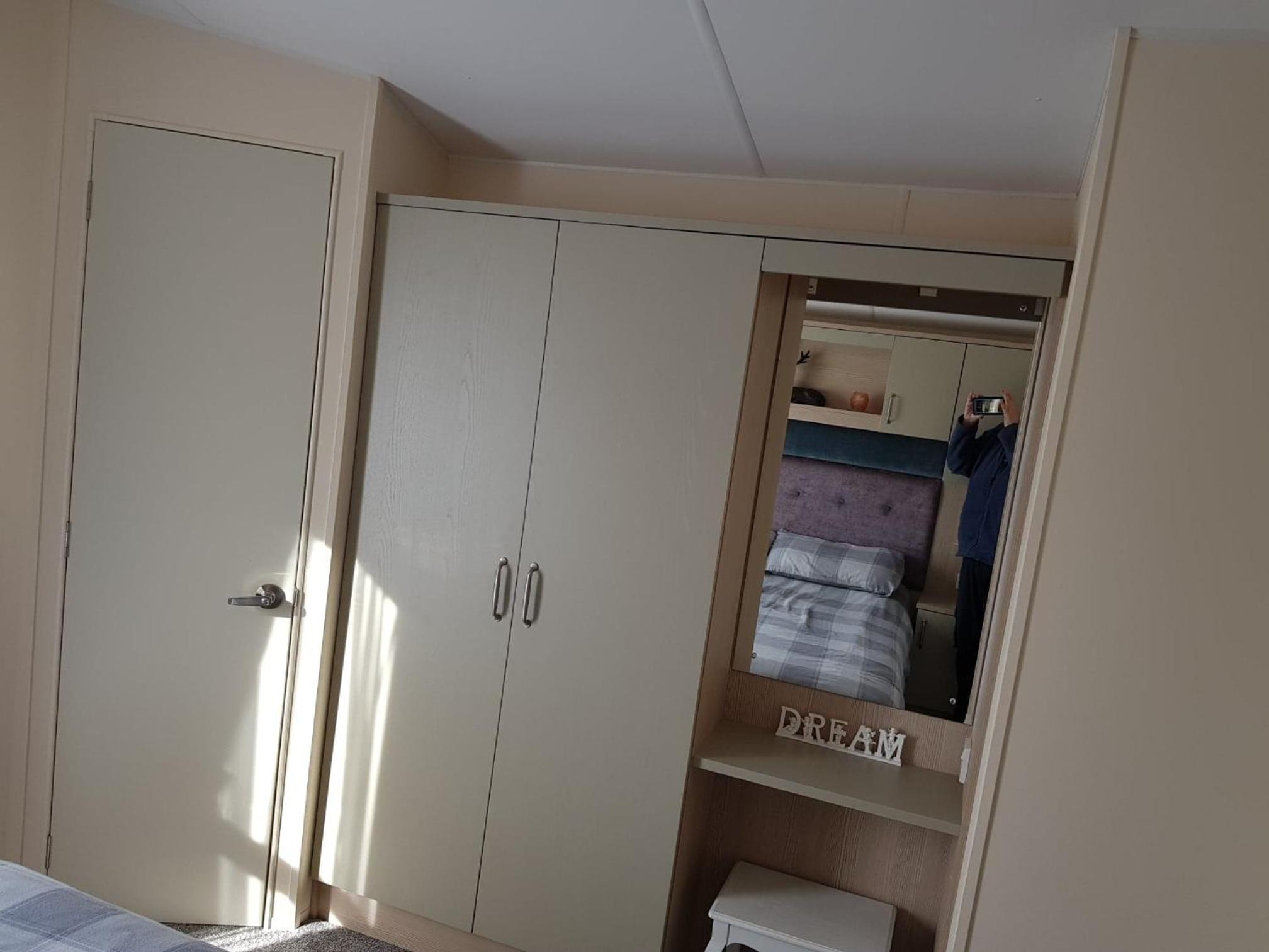 6 BERTH DELUXE CARAVAN PALM GROVE 42 view 3