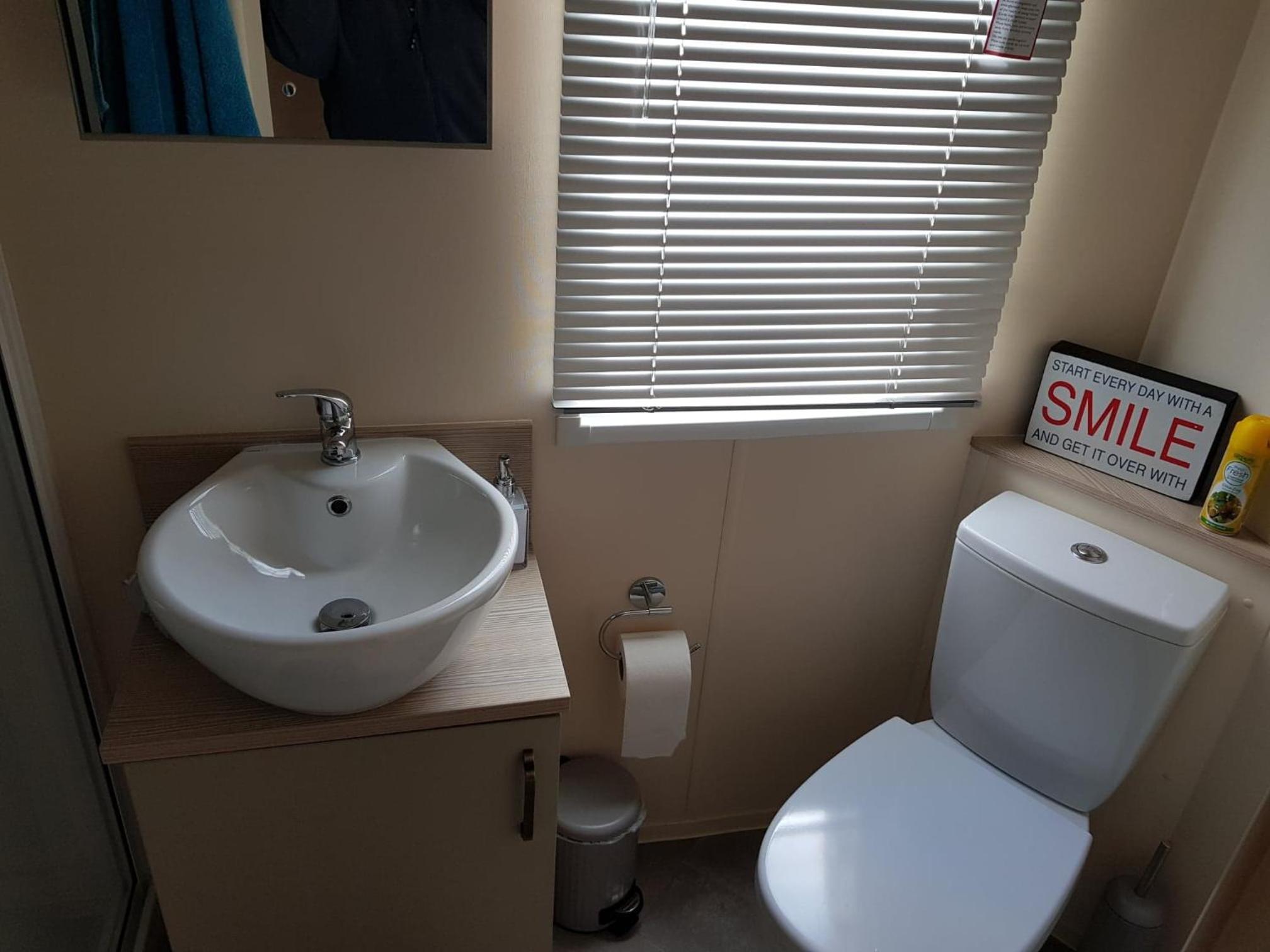 6 BERTH DELUXE CARAVAN PALM GROVE 42 view 4
