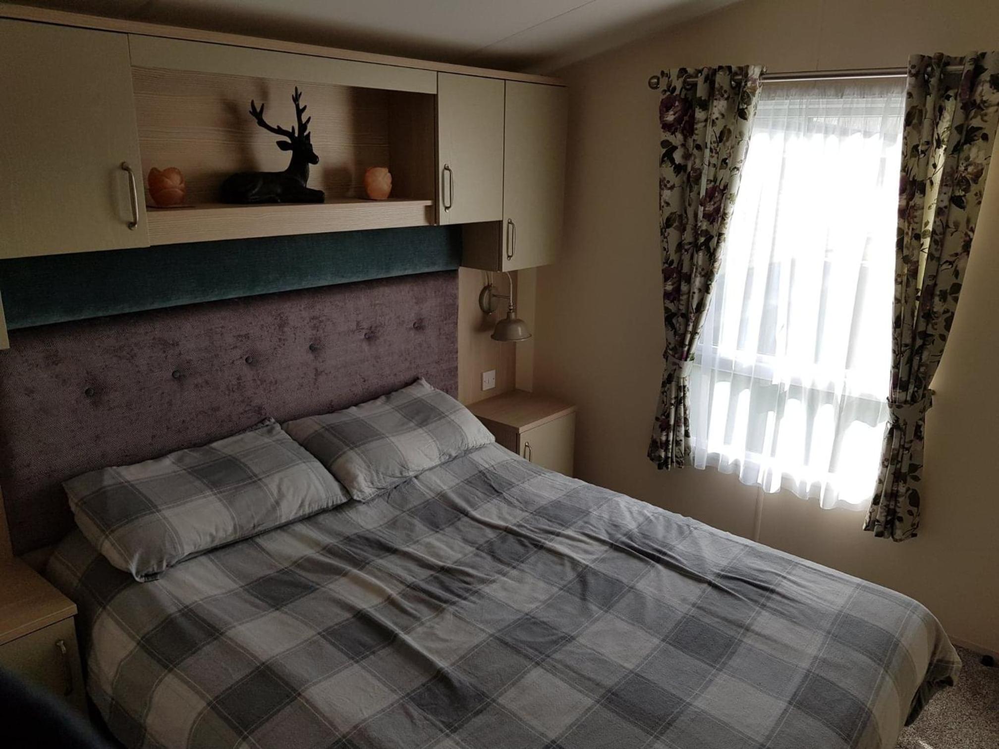 6 BERTH DELUXE CARAVAN PALM GROVE 42 view 5