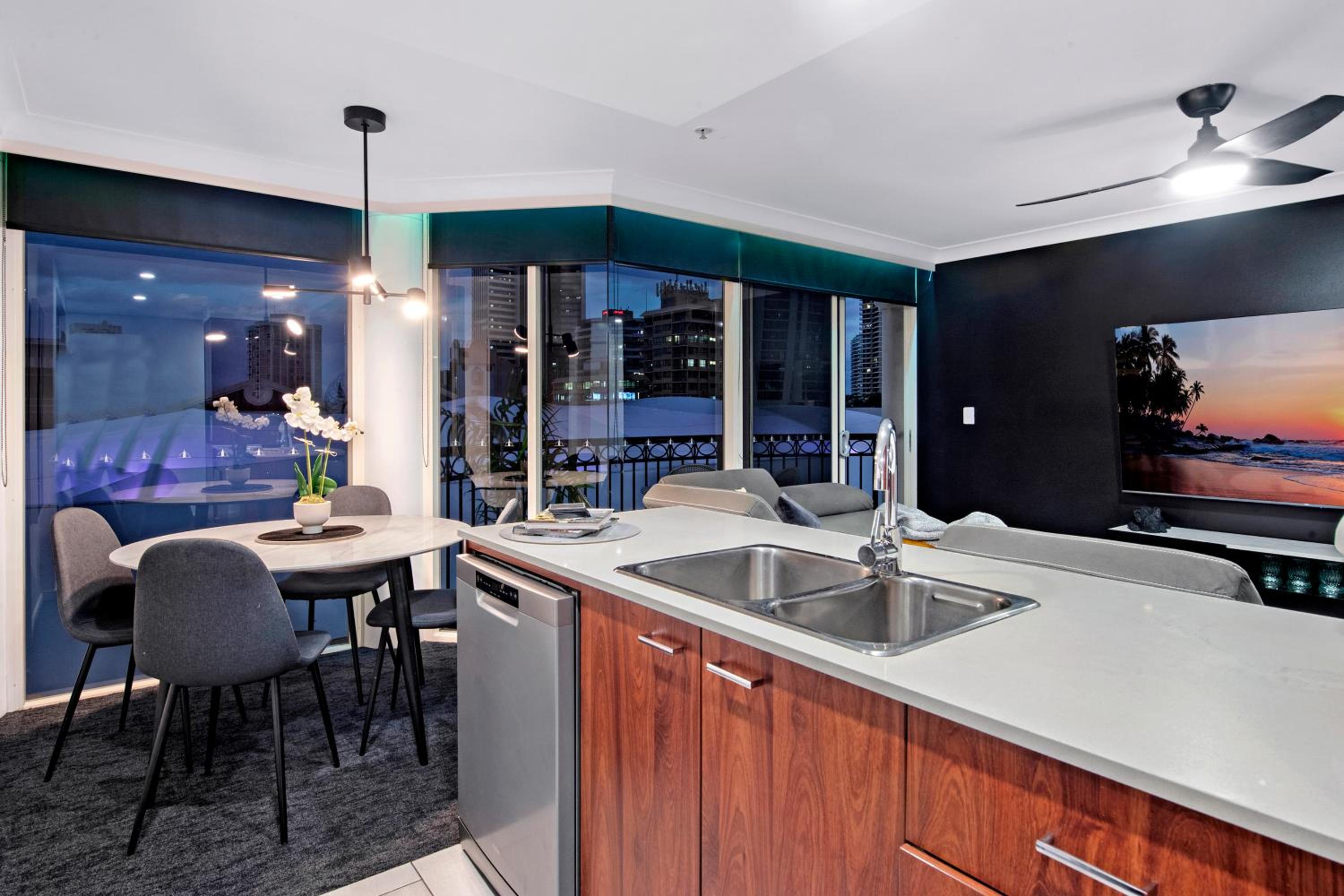 Chevron Renaissance Apartments - Hosted by Wow Stay