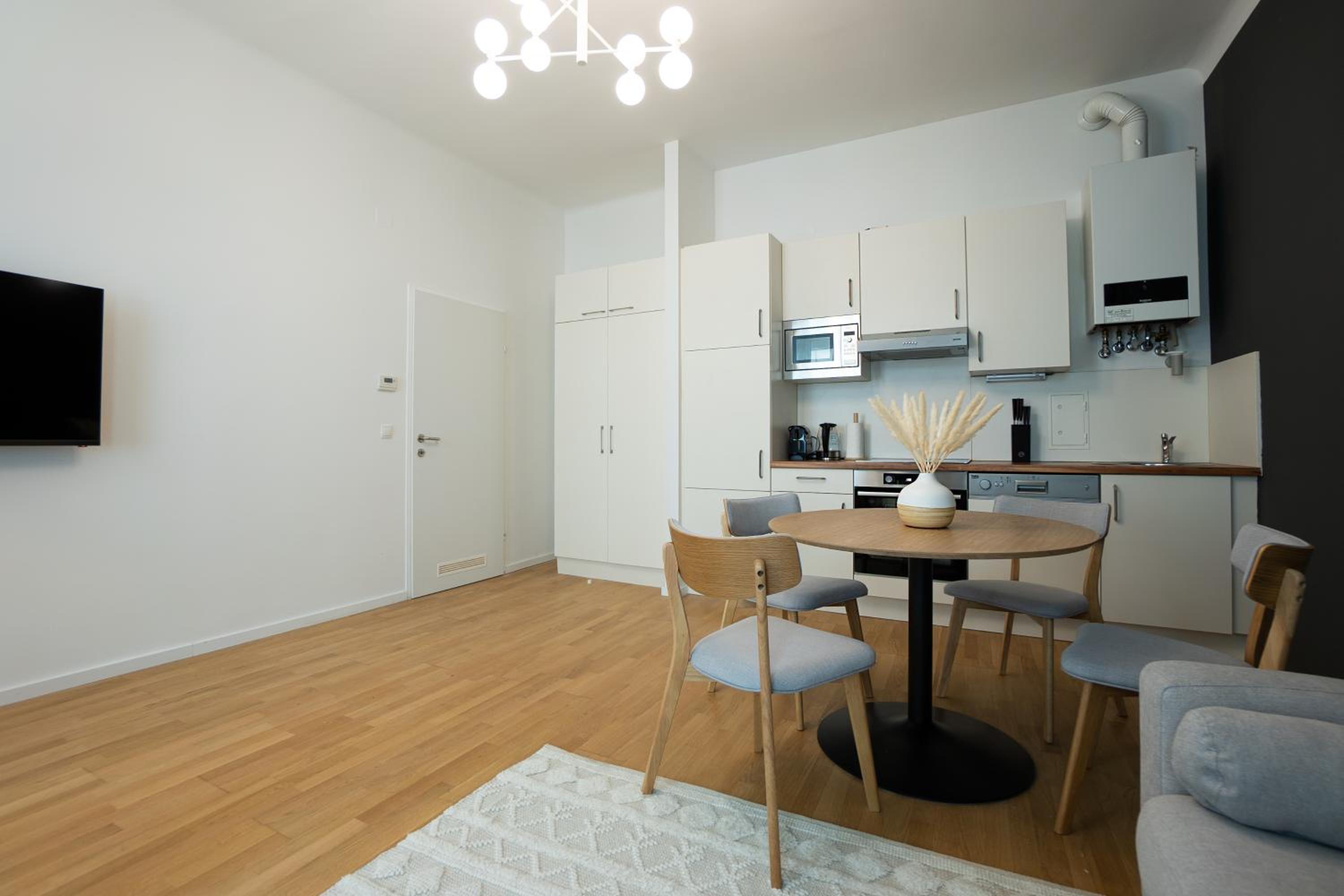 Aesthetic newly renovated apartment located near Belvedere Castle, 15 minutes from Stephansplatz