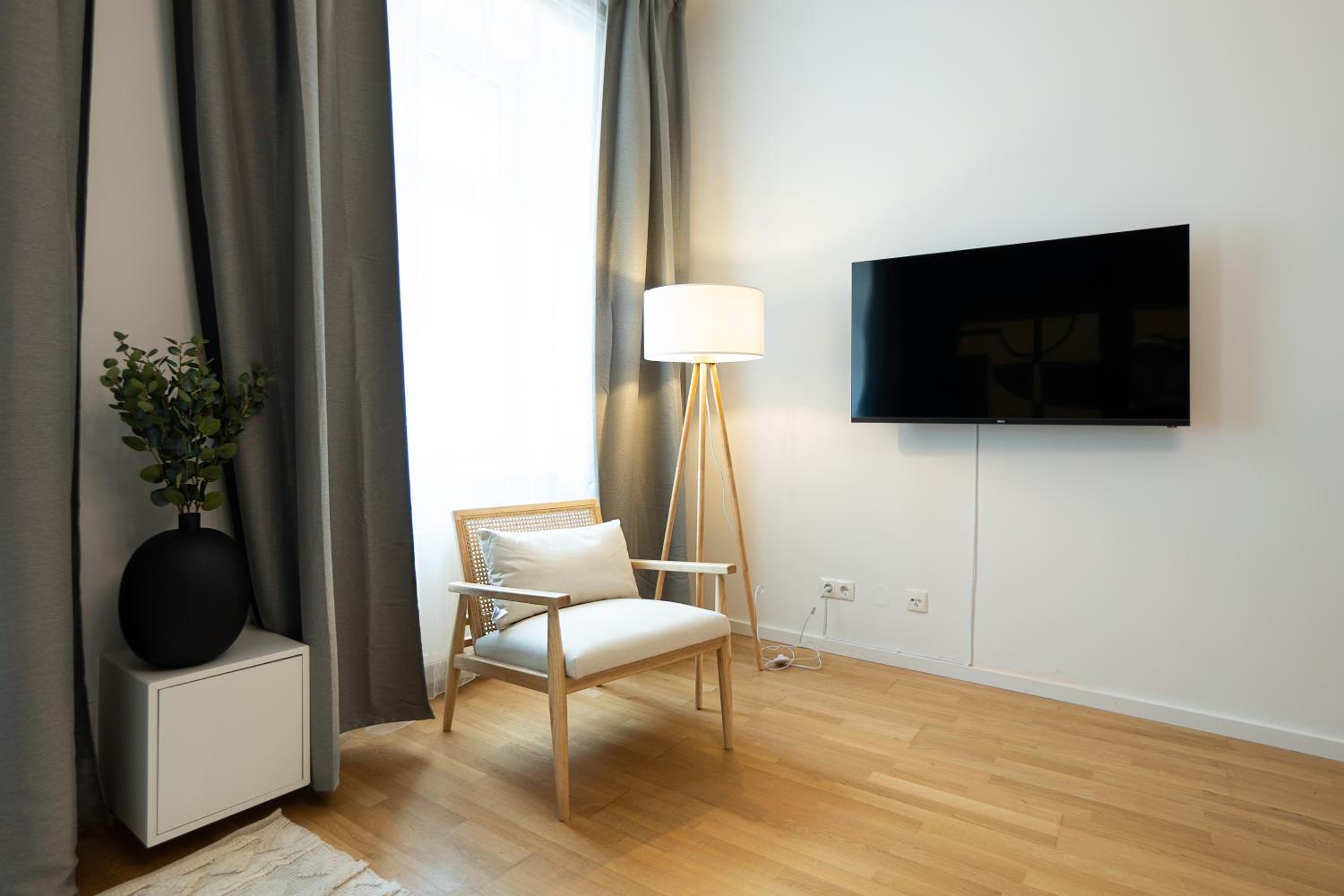 Aesthetic newly renovated apartment located near Belvedere Castle, 15 minutes from Stephansplatz