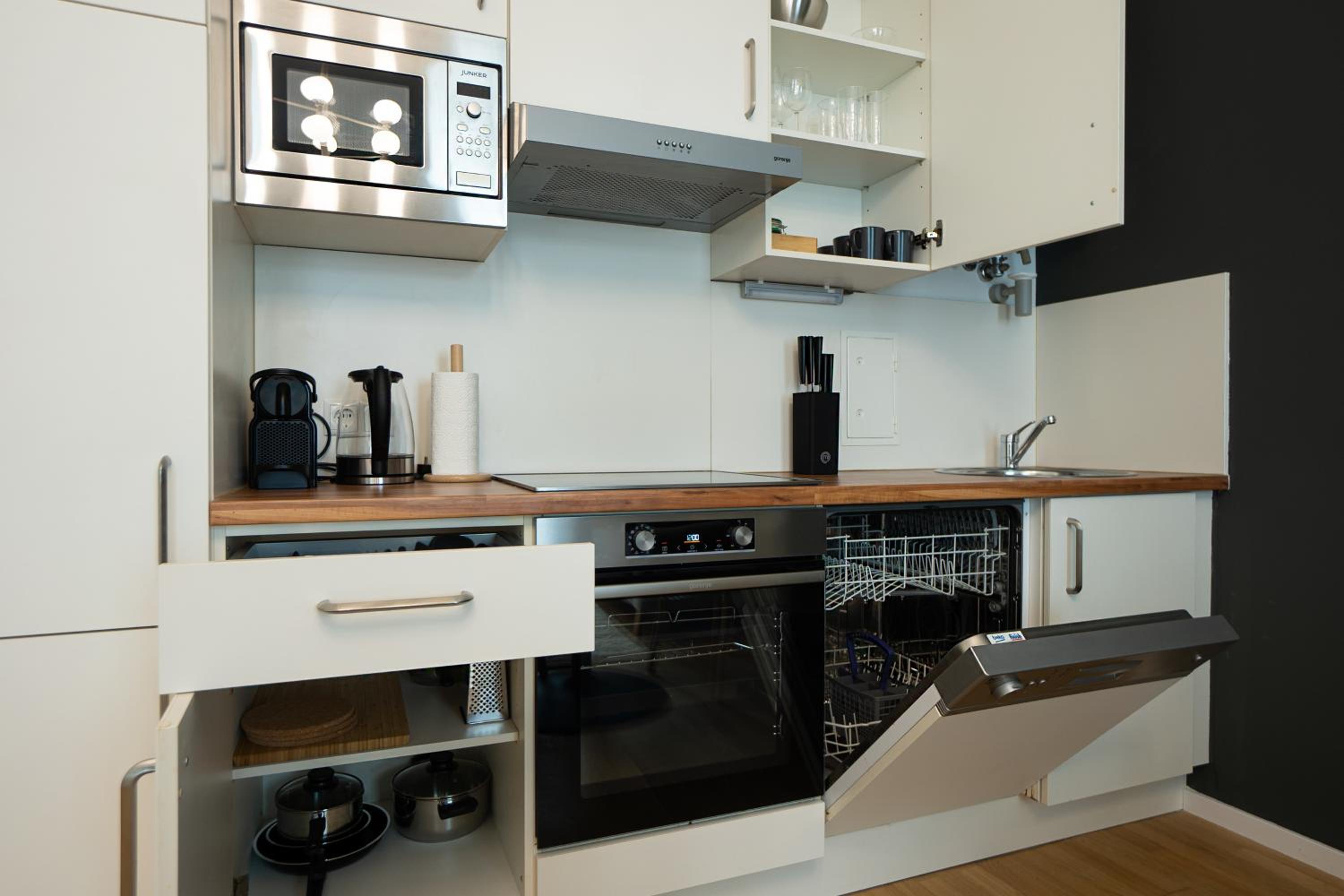 Aesthetic newly renovated apartment located near Belvedere Castle, 15 minutes from Stephansplatz