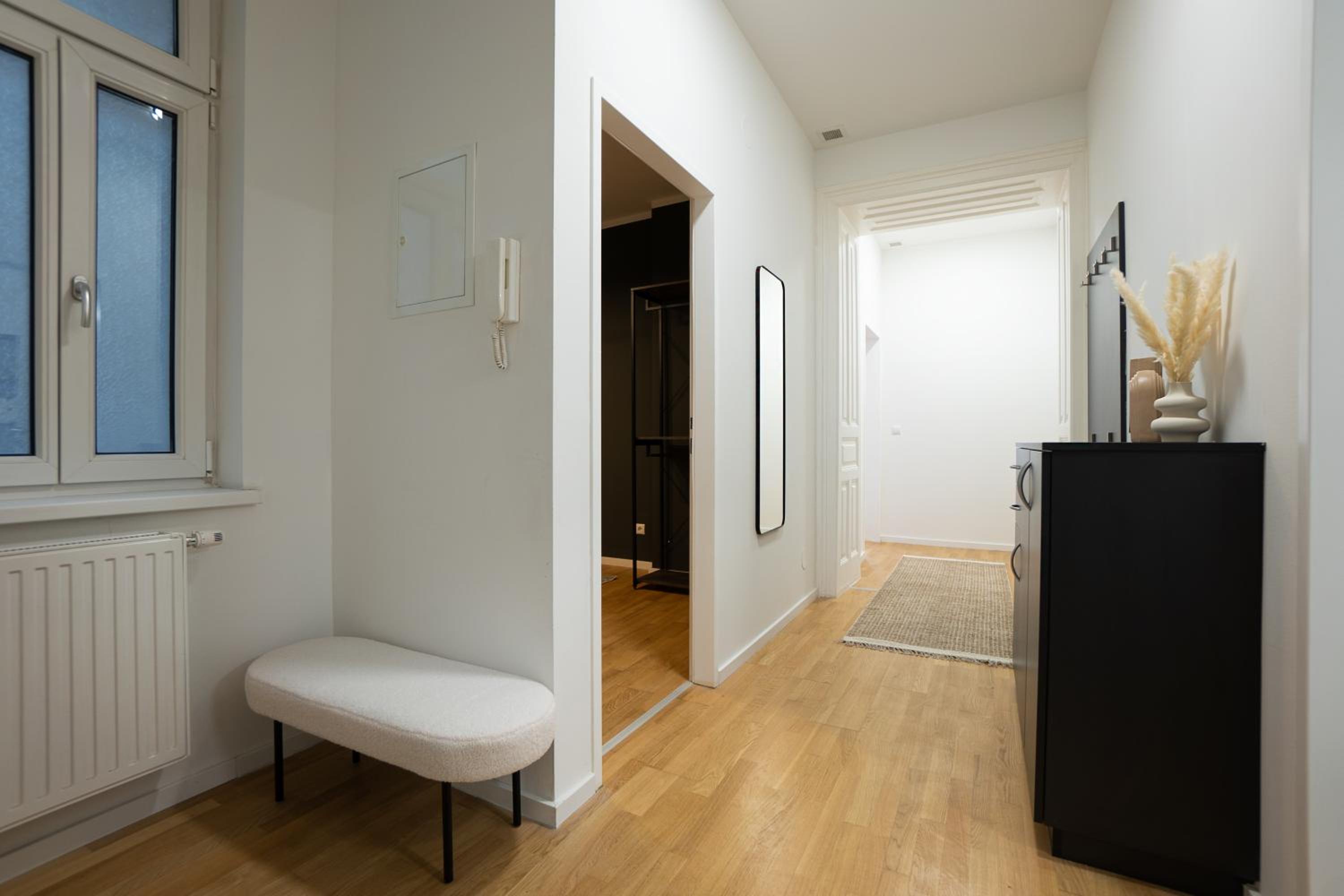 Aesthetic newly renovated apartment located near Belvedere Castle, 15 minutes from Stephansplatz