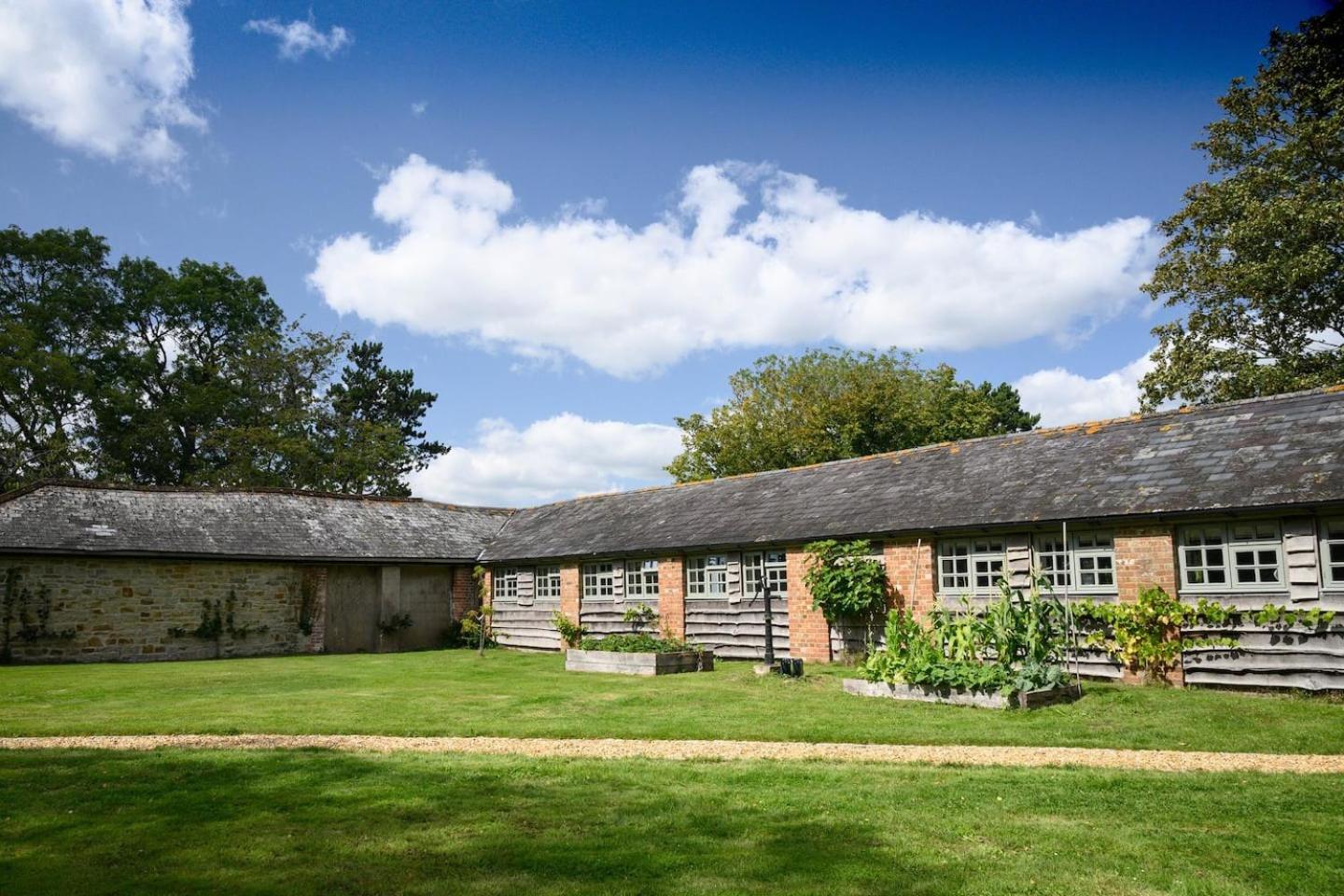 Hotel The Barn House - Swimming Pond,jacuzzi,chicks!
