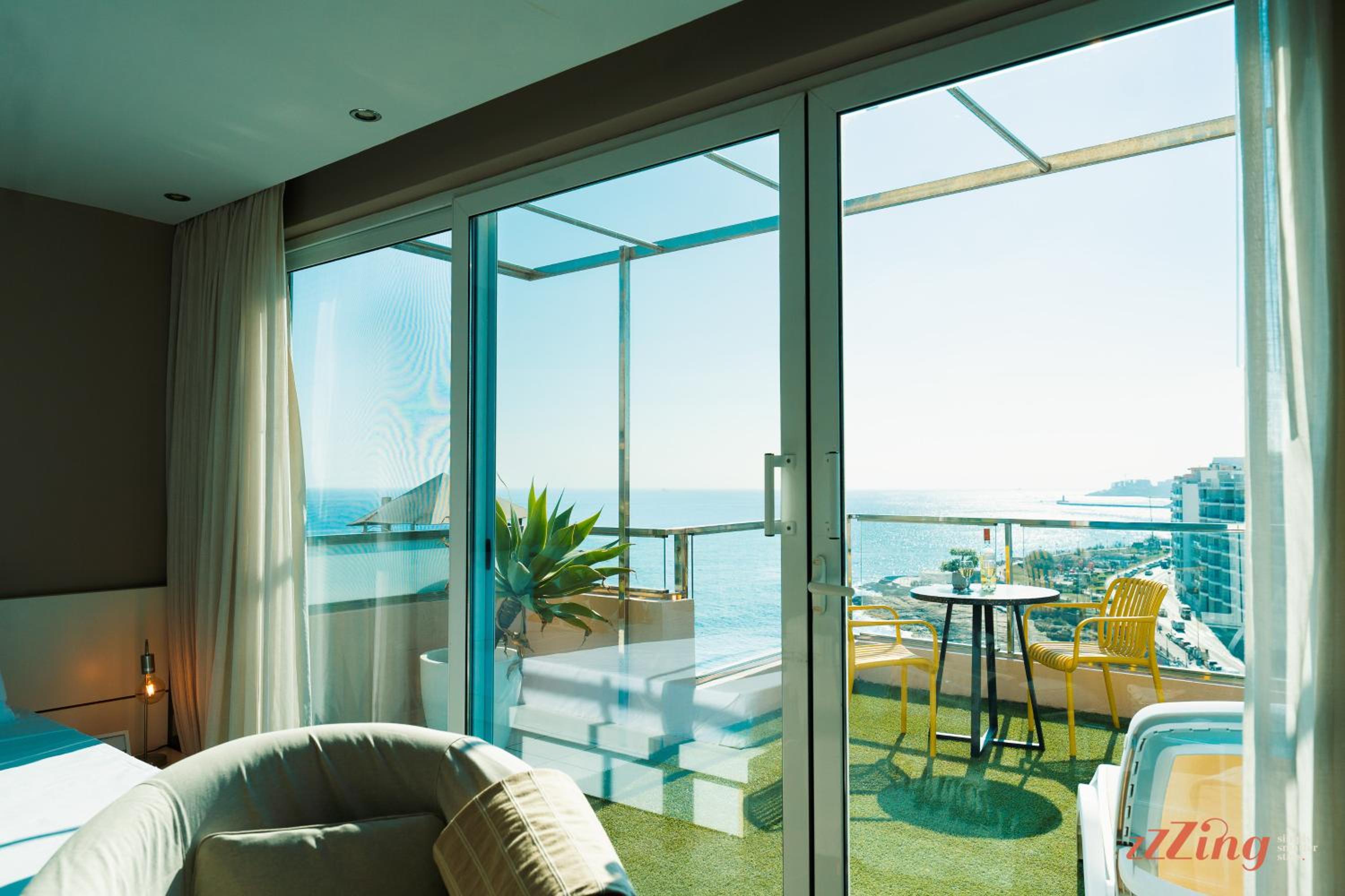 Seafront Studio with Stunning Terrace - Sliema, Malta view 3