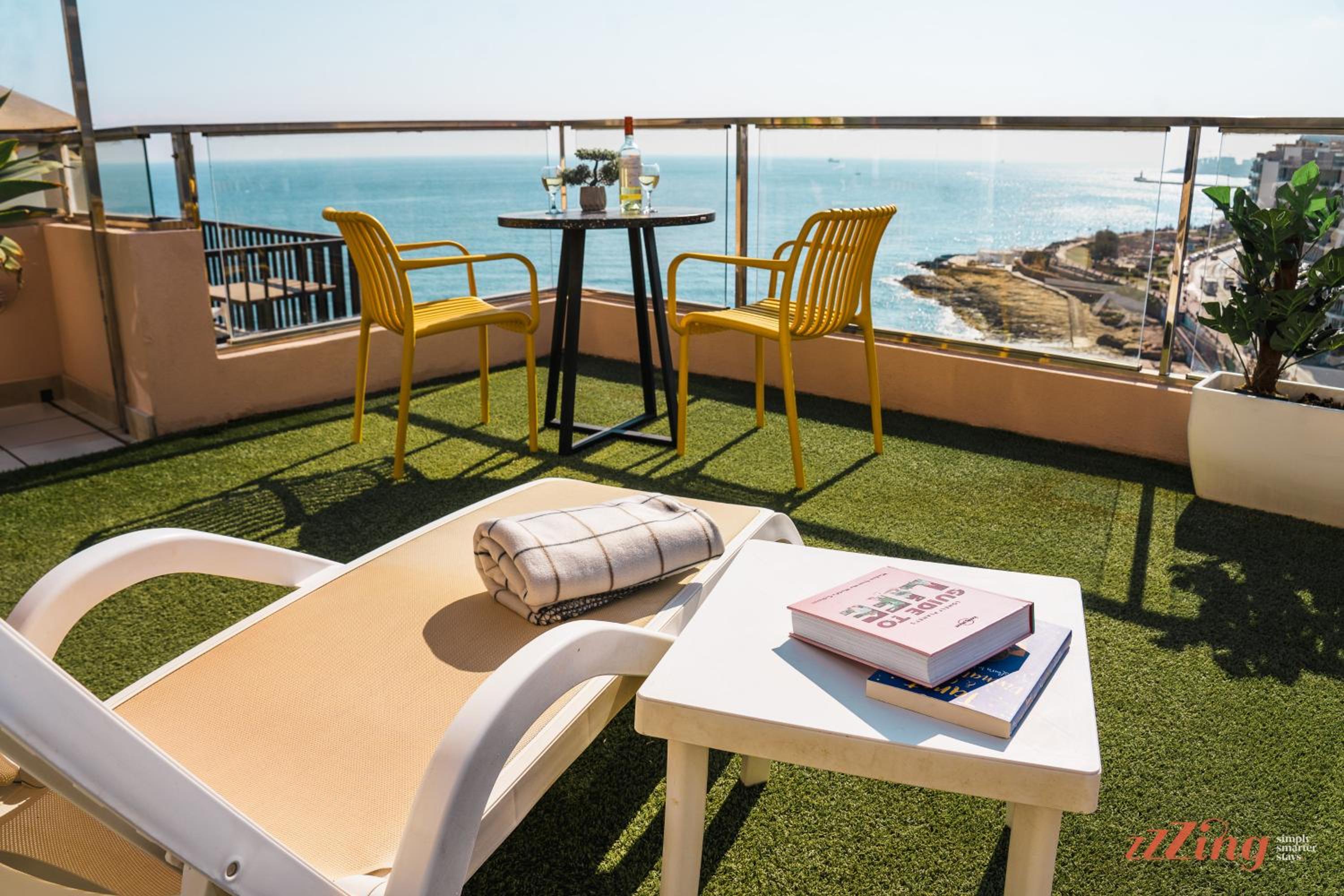 Seafront Studio with Stunning Terrace - Sliema, Malta view 4