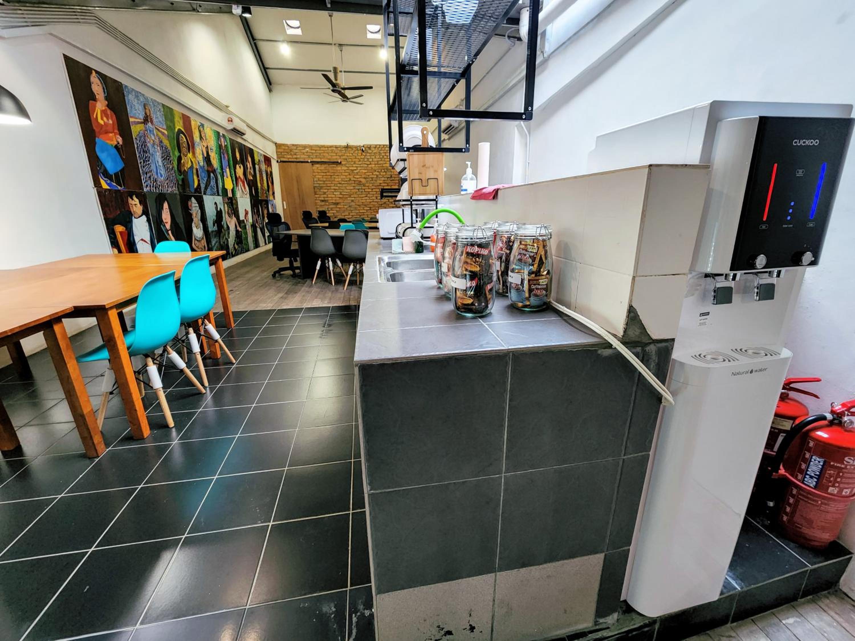 Upspot Kuching Waterfront Premium Hostel