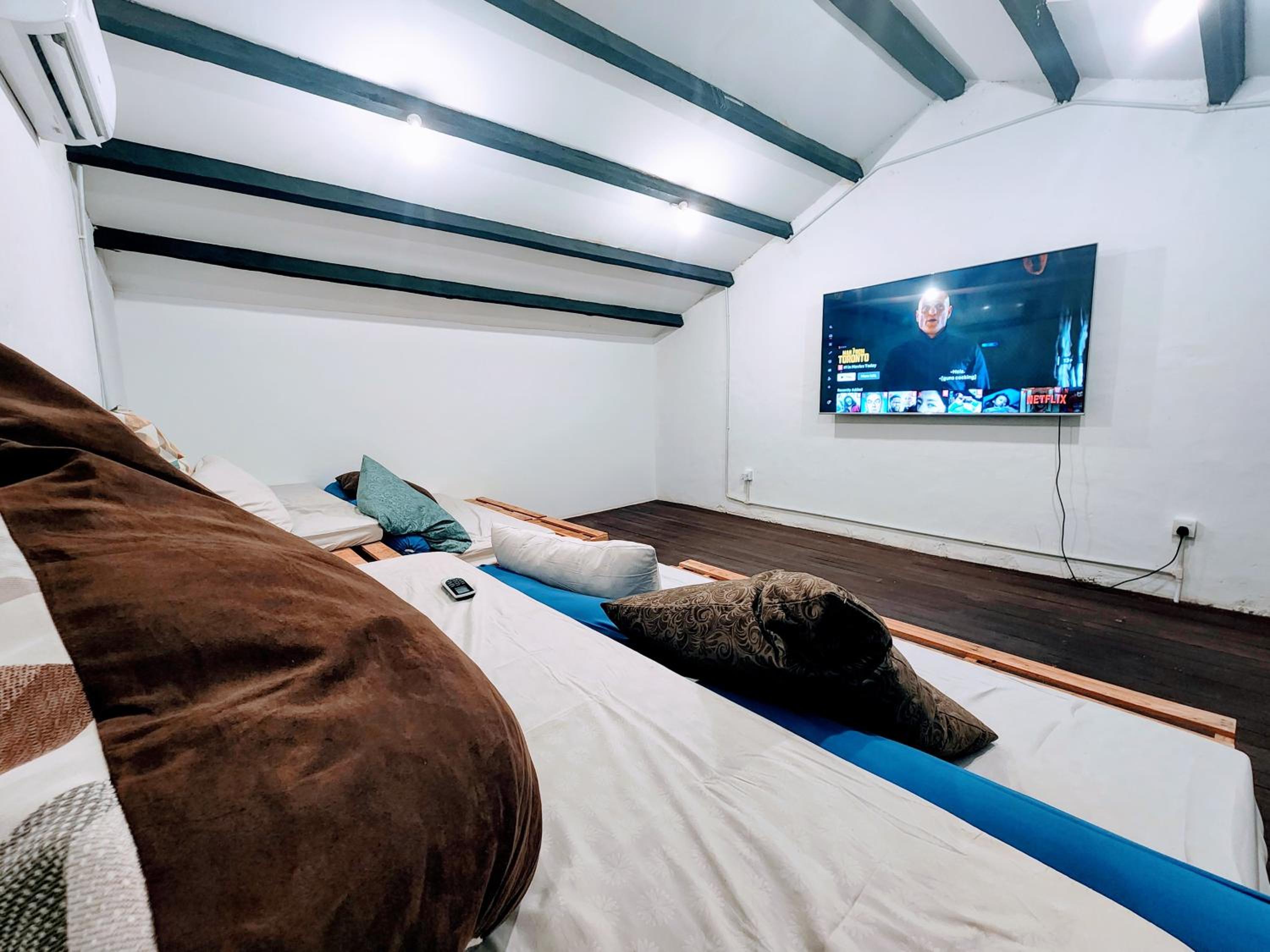 Upspot Kuching Waterfront Premium Hostel