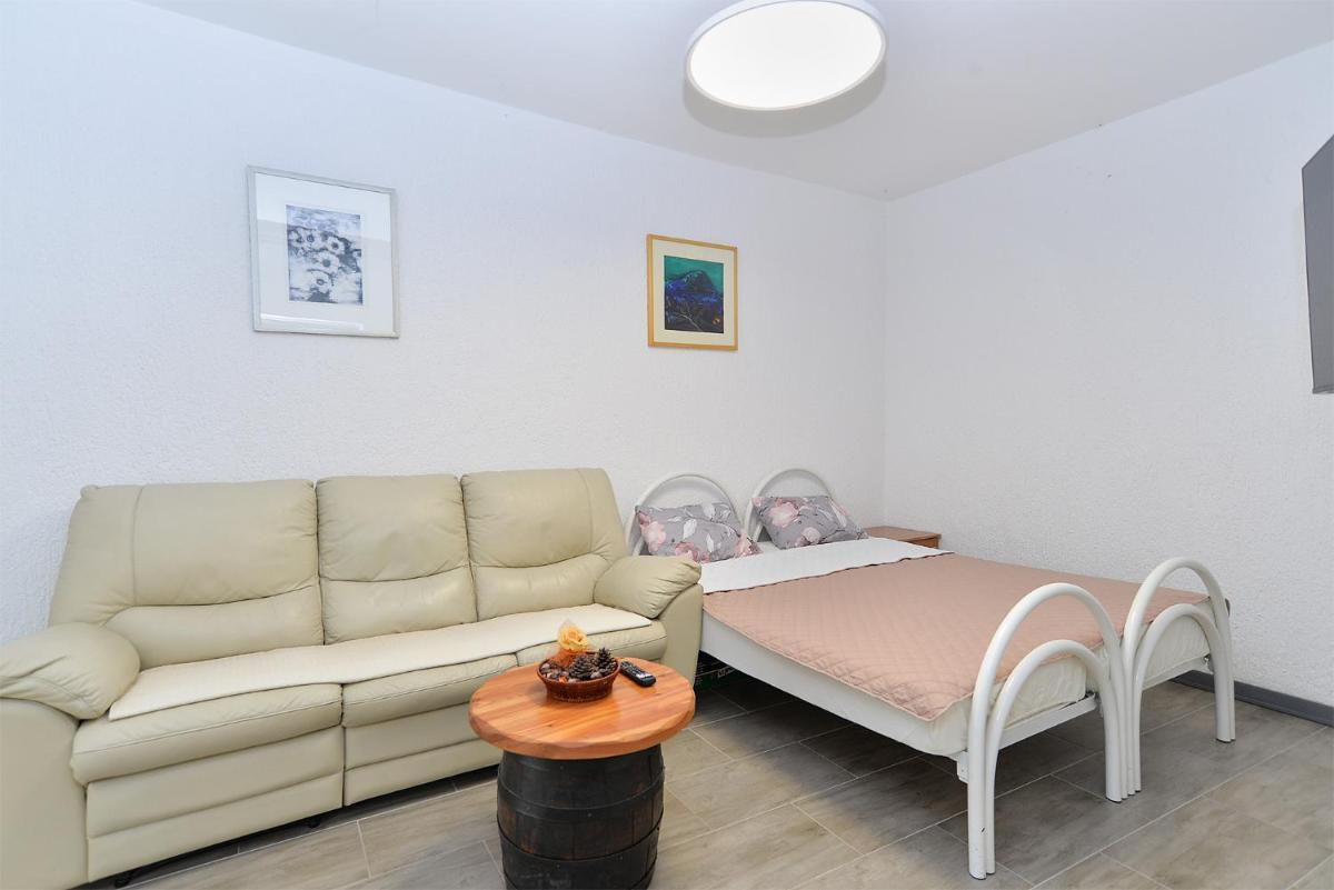 Apartment Dragomir 1052 view 3