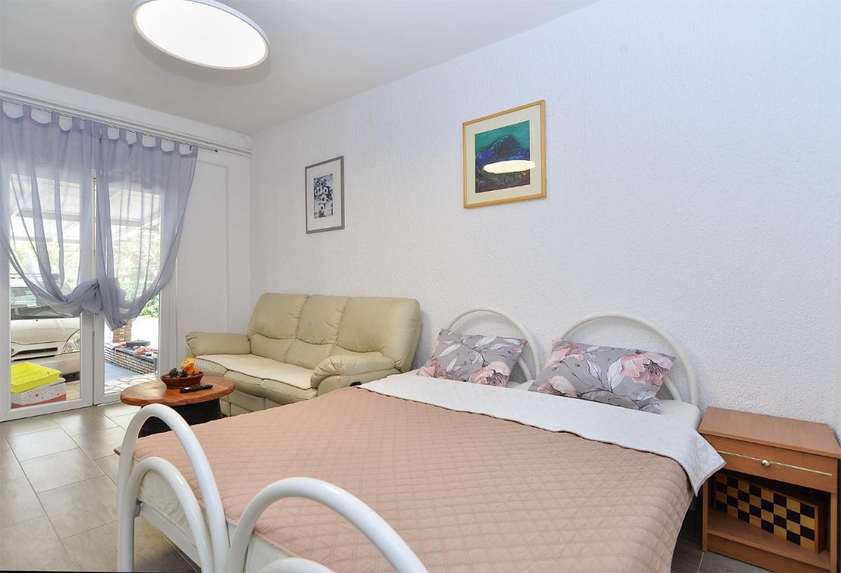 Apartment Dragomir 1052 view 2